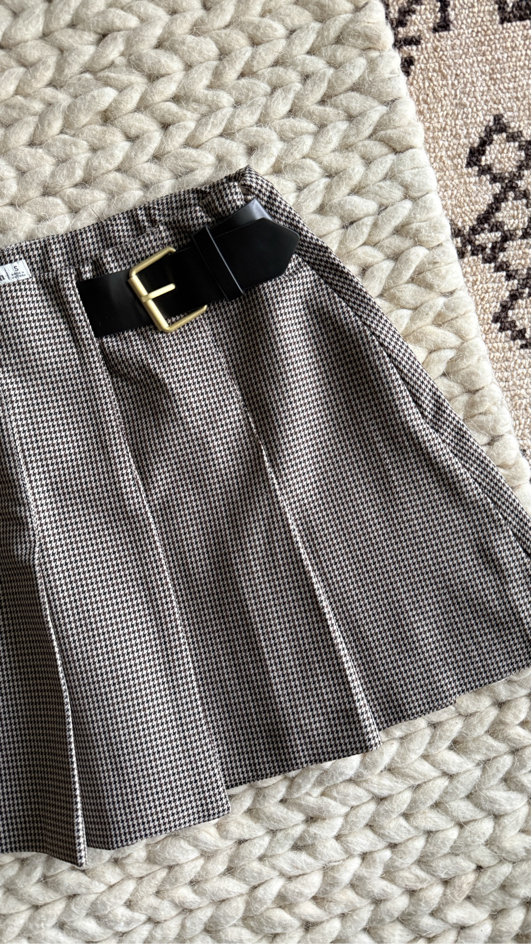 The cutest Abercrombie Hardware Pleated Wrap Mini Skort in a size small.  

Abercrombie pleated mini skirt - plaid mini skirt - houndstooth mini skirt - neutral mini skirt - winter skirt outfit - fall skirt outfit - preppy mini skirt - classic pleated skirt - mini skirt styling - chic everyday style - elevated basics for women - capsule wardrobe essentials - wardrobe staples women - trending fashion finds - petite friendly skirt - outfit ideas 2025 - Abercrombie favorites - holiday outfit inspo - feminine winter style - timeless style pieces - fashion essentials women - skirt outfit ideas - casual chic outfit - Abercrombie try on - closet staples for women


#LTKootd