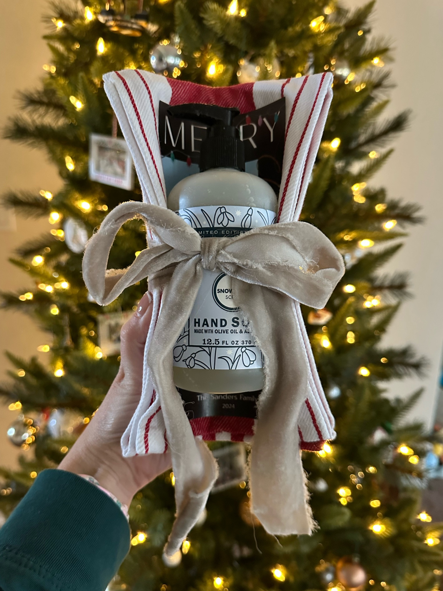 This is such a simple and cute way to let your neighbors, coworkers, or friends know you’re thinking of them this holiday season


Neighbor gifts
Teacher gifts
Coworker gifts
Inexpensive gift
Housewarming 
Hostess gift 
Christmas party
Christmas cards 

#LTKGiftGuide #LTKHoliday #LTKSaleAlert