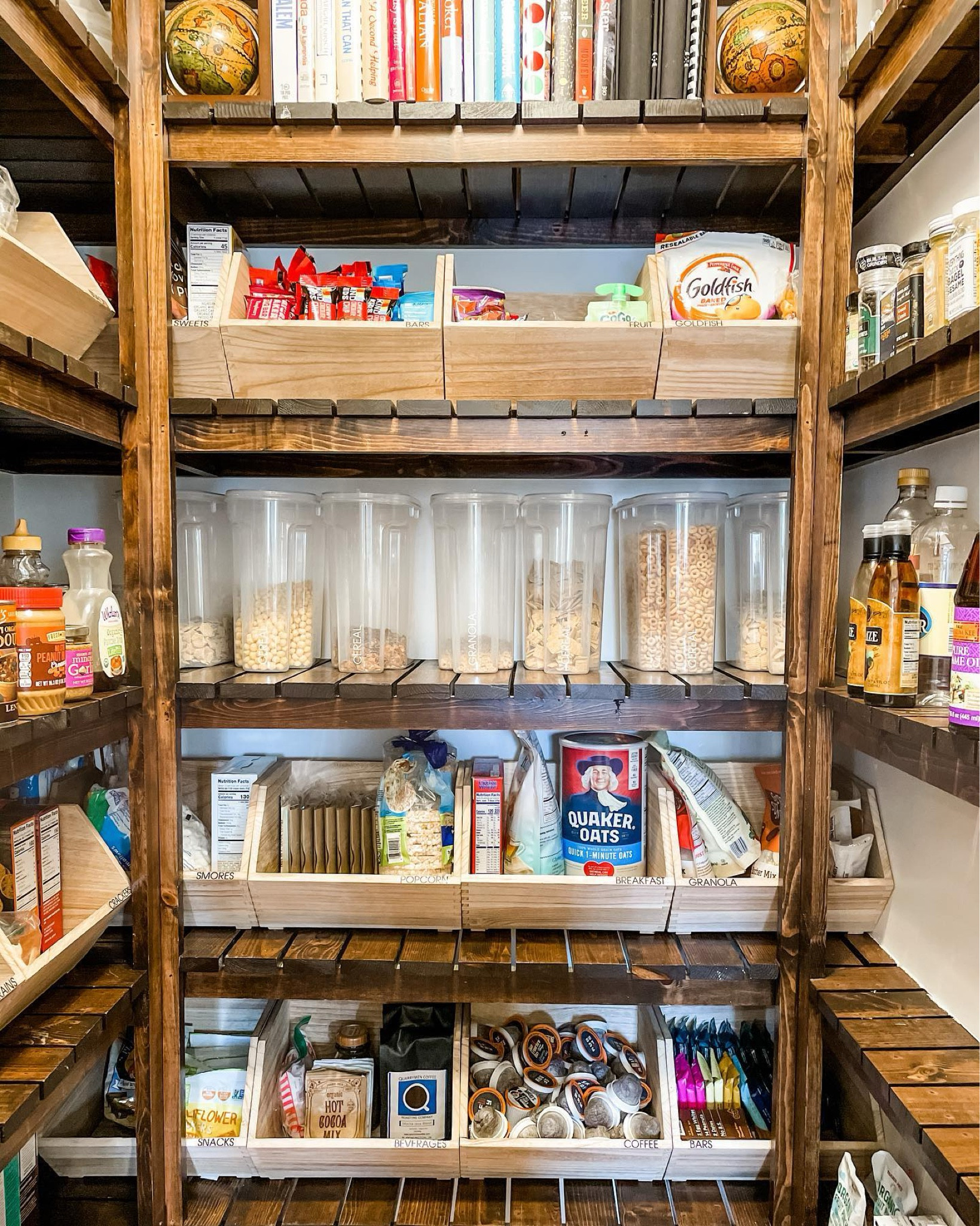 Talk about #pantrygoals! I loved leveling up this space so that it could function even better for this lucky family!
•
Sometimes you might find yourself in a position where things work pretty well, but you just need an outsider’s perspective to take it up a notch! In this case, a few product switches, a new layout for what’s accessible and what’s not, and labels made all the difference!
•
Now what’s on the menu for the winter storm we’ve got going on this week?!