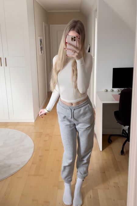 Outfit of the week, ootd, School outfit, winter fashion, 2023 fashion, basics , gold hoops , gold jewelry, sweatpants , longsleeve , beige , H&M , outfit inspo , outfit inspiration, blue jeans , bag, spring 2023, spring fashion 

#LTKfit #LTKstyletip #LTKsalealert