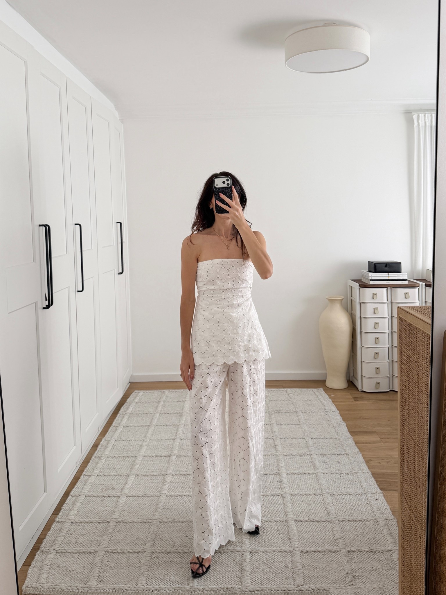 As much as I’m excited to layer up, not at all mad about still being able to wear chic little cotton broderie lace numbers like this one 🤍

That floral scalloped lace trim is just 😚👌🏻

Wearing top in size XS and pants in size S