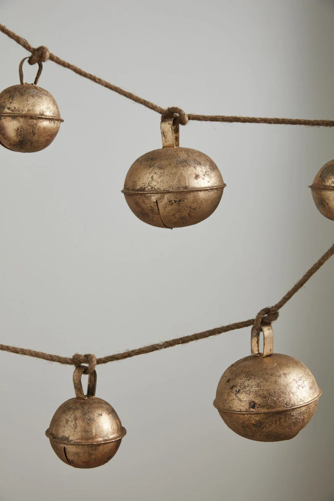 Grandeur Sleigh Bell Garland | THELIFESTYLEDCO