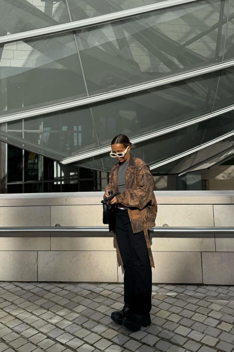 Pantalon ample noir, top gris, veste en cuir marron, bomber en cuir vintage, veste vintage marron, bottes noires, bottes en cuir noires 

#LTKshoecrush #LTKSeasonal