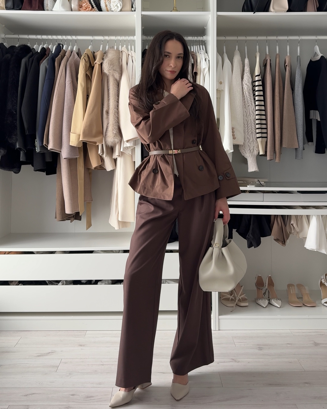 Dark brown & beige - the ideal combo for fall 🤎✨🍂 