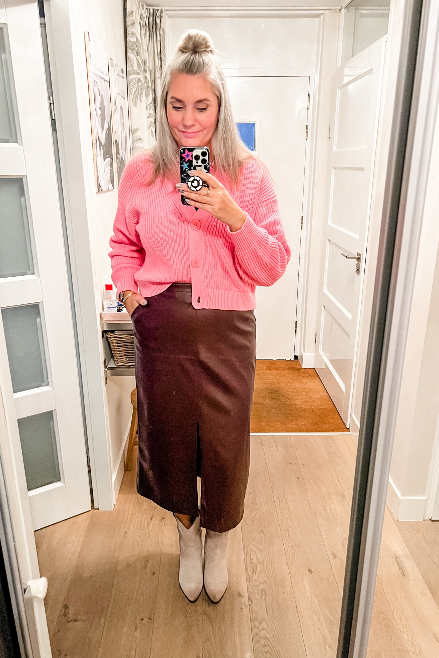 Black bodysuit, pink cardigan, faux leather skirt, cowboy boots. 



#LTKstyletip #LTKeurope #LTKworkwear