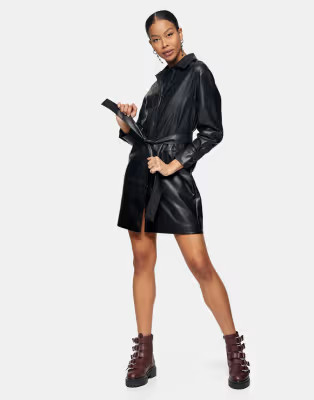 Topshop – Lange Hemdjacke aus Kunstleder mit Gürtel in Schwarz | ASOS (Global)