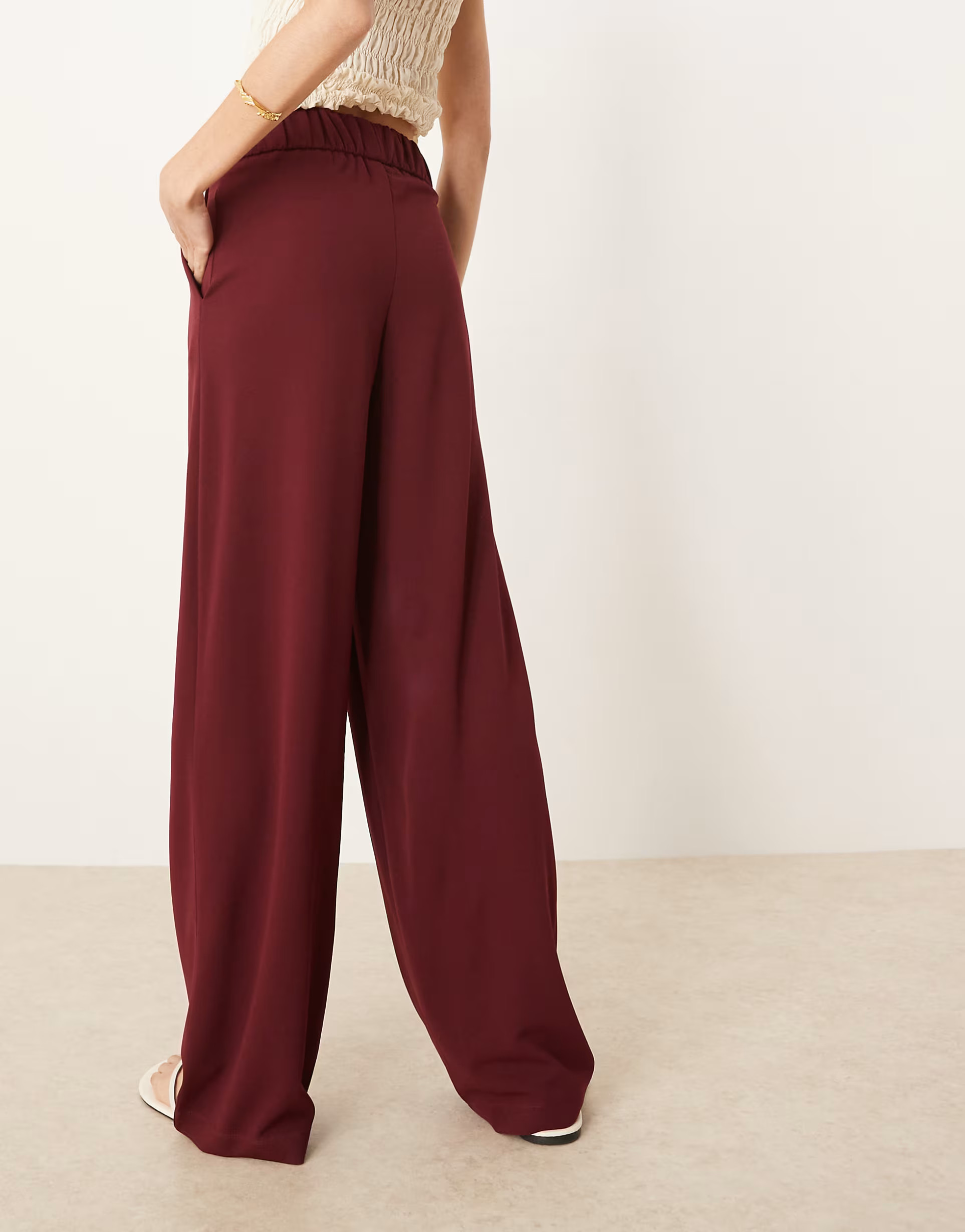 JDY Tall - Dad broek met knoopdetail en wijde pijpen in bordeauxrood | ASOS (Global)