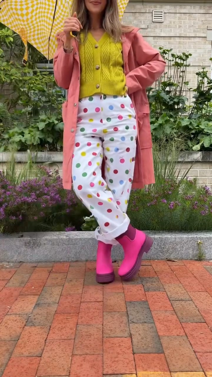 My Merry People Tully boots make every day more bright! ‘cause even on rainy days you deserve a little sunshine 🌞 🌈 
I get my usual size 8 shoe size