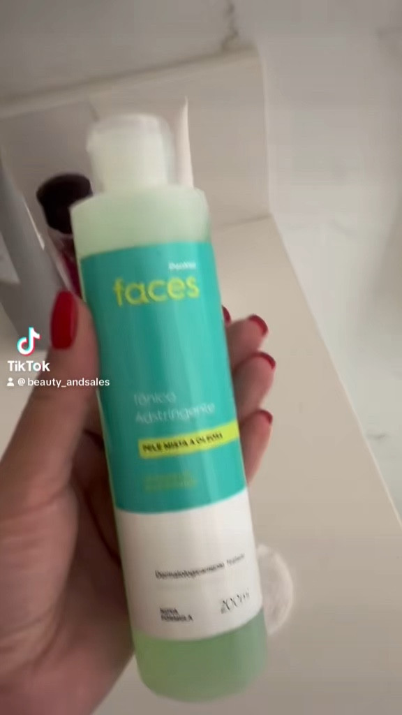 Pulo da Gata
Antes de usar camisa branca, passe adstringente no pescoço e colo.
Evita que amarelem. 

#LTKbrasil #LTKbeauty