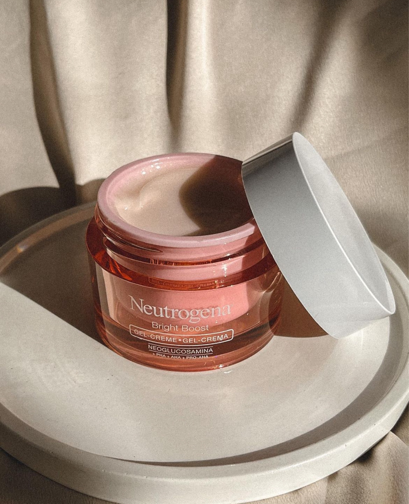 O hidratante facial Bright Boost da @neutrogenaor vem nessa embalagem rosa e tem brilhinhos!
Esse é um hidratante facial em gel, com uma textura que lembra muito a do Hydro Boost, da mesma marca, que é um queridinho do pessoal da pele oleosa.
O Bright promete trazer uniformidade e luminosidade para a pele, pois possui vários ativos que aceleram a renovação celular.
Gostei bastante dele, achei ótimo para quem tem a pele oleosa, pois é bem leve. A pele fica mesmo mais uniforme e com aquele aspecto de pele saudável. Também achei uma opção muito legal para usar antes da maquiagem, ele não deixa a pele melecada mas com um viço lindo.

#LTKbrasil #LTKbeauty