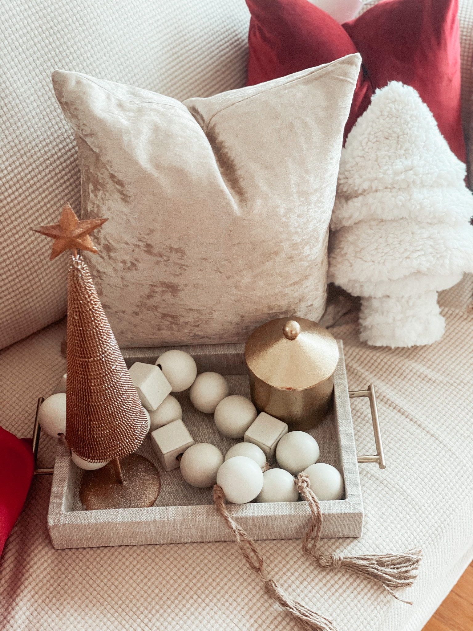 Gold winter decor

#LTKHoliday #LTKhome #LTKSeasonal