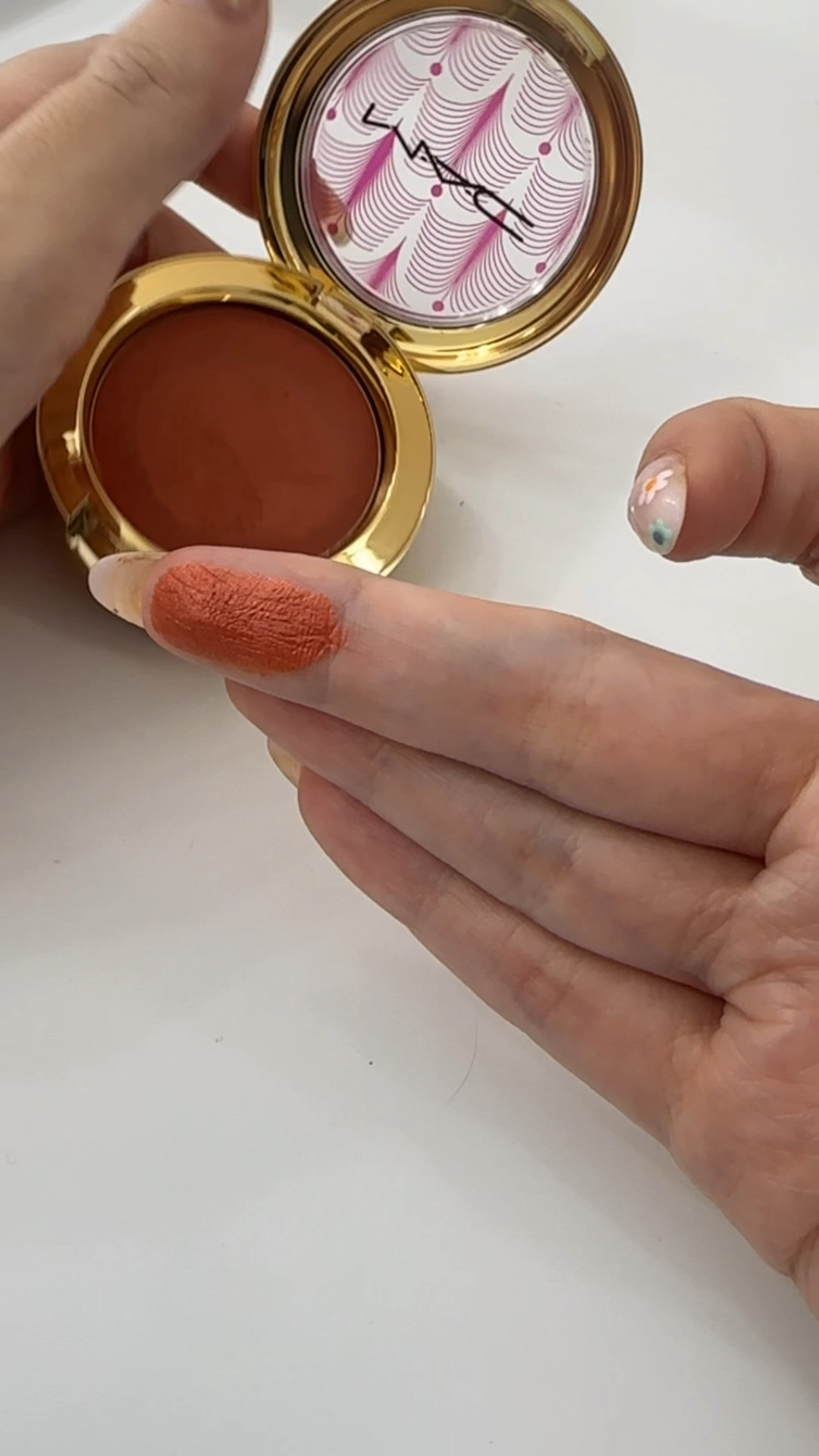 Apaixonada demais por esse novo blush cremoso metalizado da linha Give them Gold, especial de fim de ano da Mac. O meu é na cor Coveted Coral, mas tem três tons lindos disponíveis ❤️ #LTKBrasil #maccosmetics #covetedcoral #blushmac #givethemgold 
