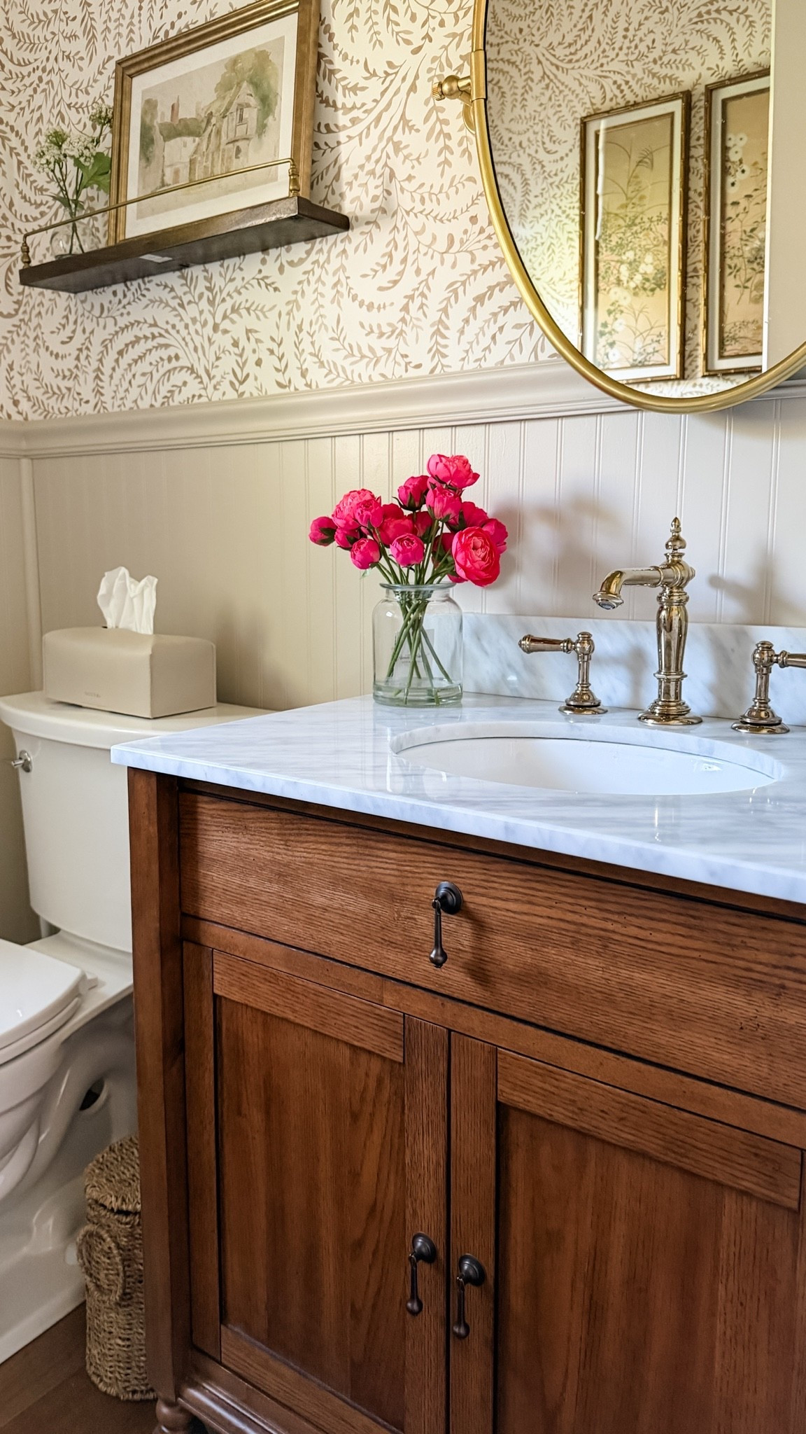 Pops of color for summer make my very neutral powder room a little more cheerful. ❤️
