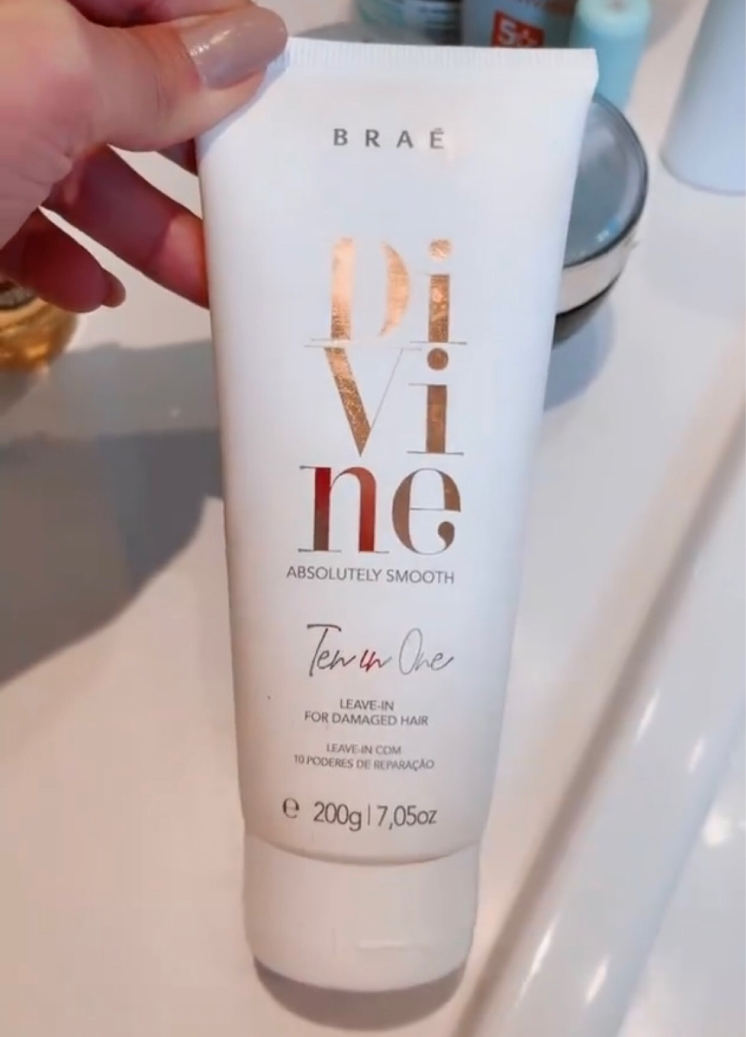 Eu adoro os produtos da Brae , primeiramente porque são produtos que trazem resultados para o nosso fio .

Eu conheci a linha através do meu cabeleireiro, já usei tanto a Divine quanto a Revival e posso provar que são linhas excelentes para quem gosta de produtos de qualidade.

Esse leave in é perfeito para quem tem cabelos danificados.

BRAÉ Divine Ten in One apresenta 10 poderes de reparação em apenas um produto.  

O Produto proporciona hidratação, ação antifrizz, força, proteção térmica, maciez, brilho, proteção UV, ação antiquebra e maleabilidade. Além disso, garante uma modelagem leve nos fios.

Você vai adorar !

#LTKbeauty #LTKbrasil #LTKFind