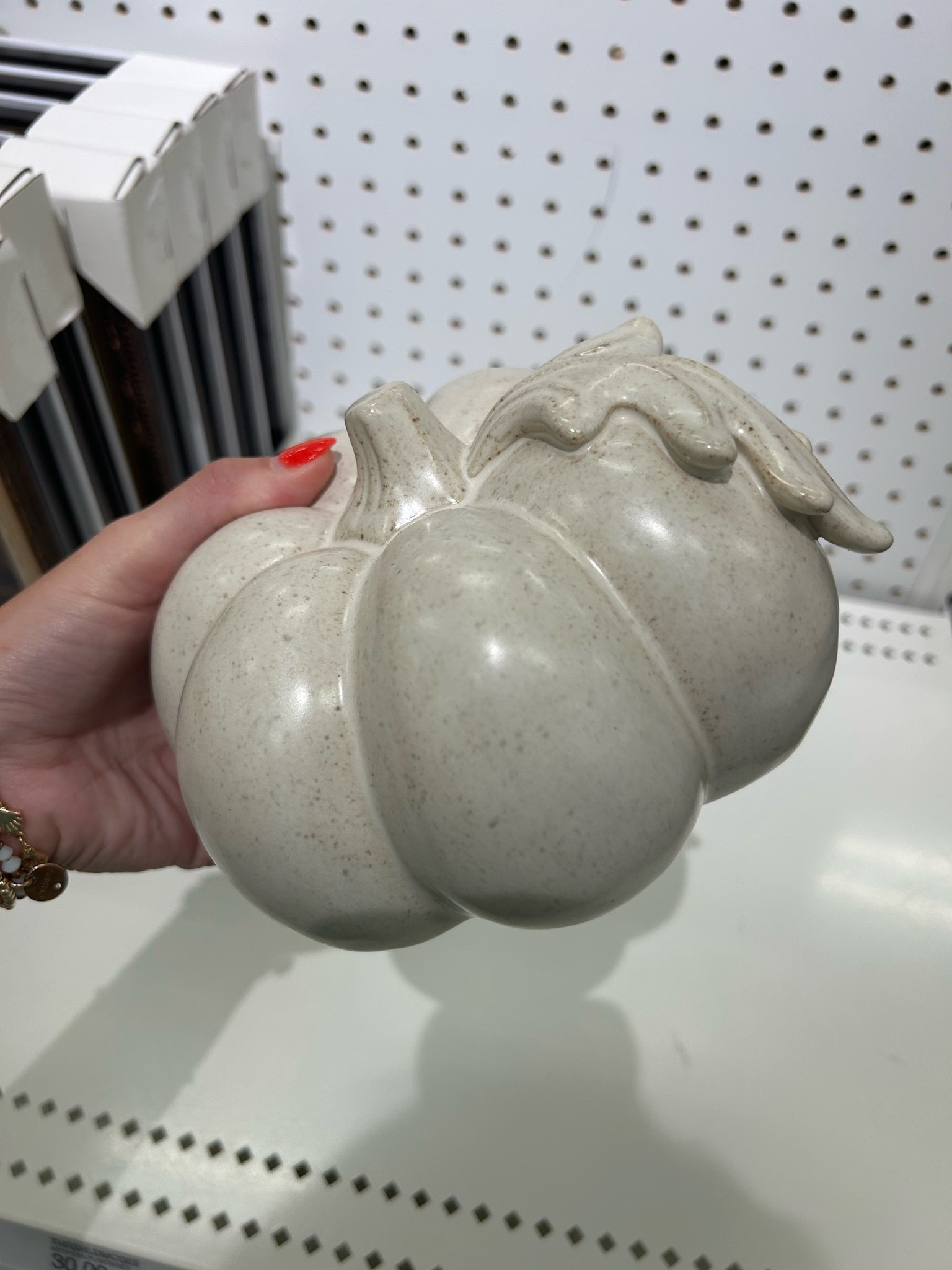 // neutral fall home decor // cute home decor // pumpkin decor // pumpkin decor that’s not for Halloween //