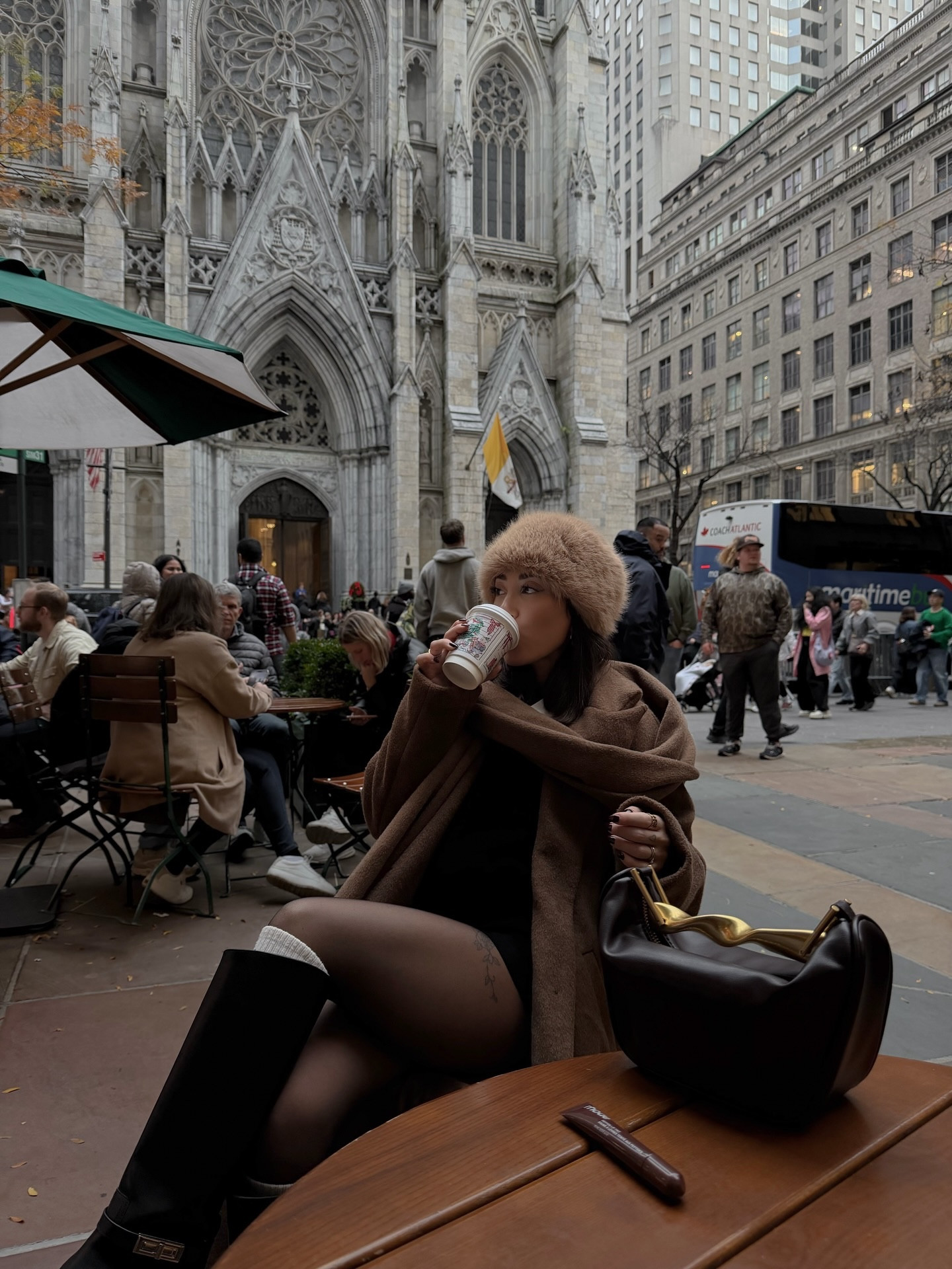 1. Ho scoperto la mia cosa preferita: CHAI LATTE 🥛 
2. I tramonti di New York 😍😍😍 
3. Fare shopping qui e sentirsi in gossip girl 💅🏻🛍️ 
4. I ristoranti addobbati di Natale sono stupendi ✨🎅