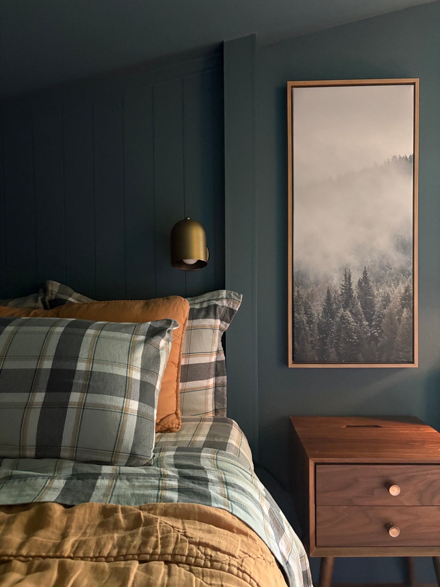 Dark moody bedroom



#LTKStyleTip #LTKFindsUnder100 #LTKHome
