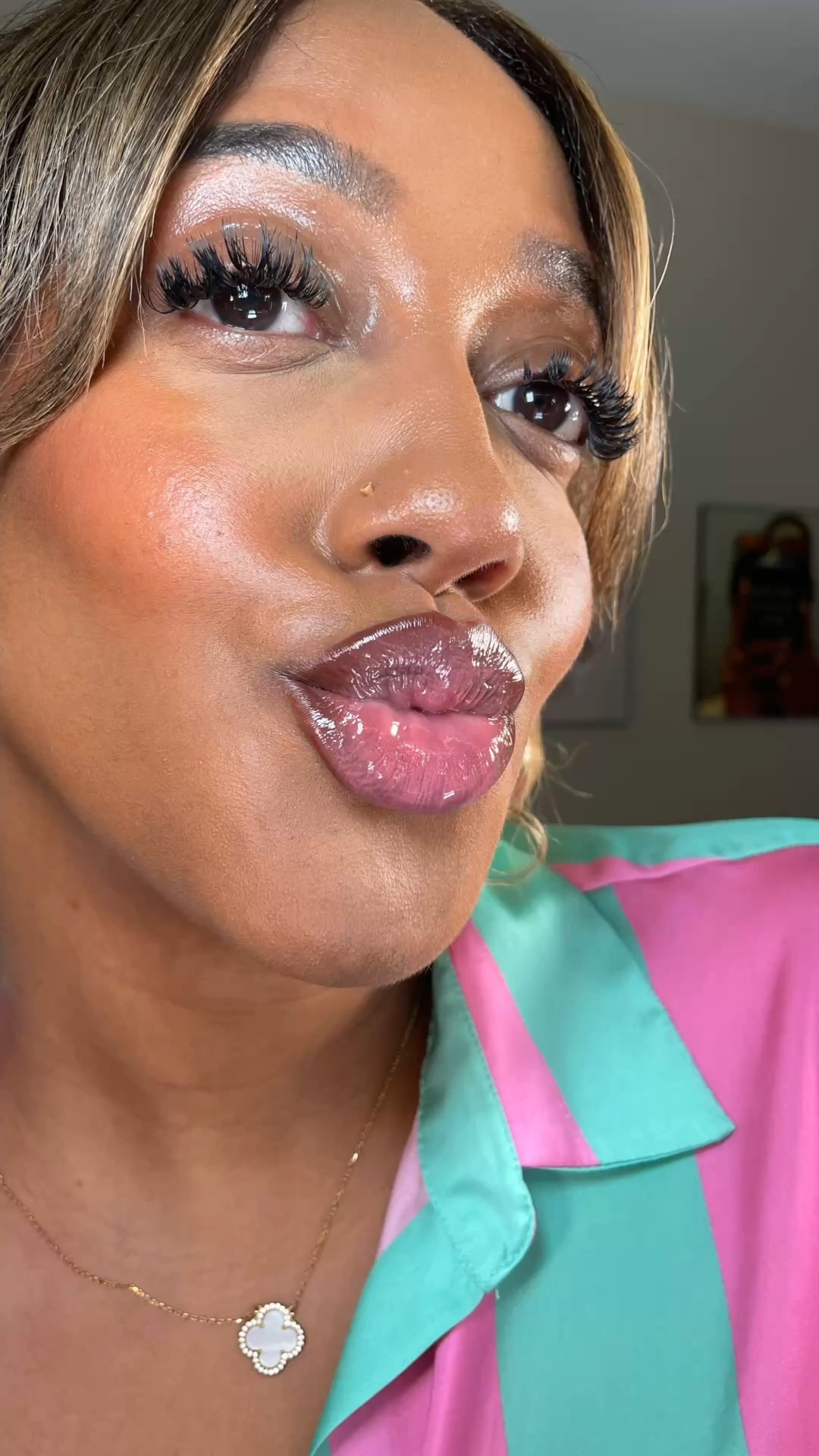 Back with ANOTHER skin tint lewk!!!☀️

Primer, Skin Tint, Color Fix: @danessamyricksbeauty 
Concealer: @narsissist 
Blush: @juviasplace 
Setting Spray: @charlottetilbury 
Lip Combo: @makeupforever @nyxcosmetics @morphe2 
Loose Powder: @hudabeauty 
Skin Finish Powder: @maccosmetics 
Brushes: @morphebrushes @realtechniques 

#skintint #nomakeupmakeup #cleangirlaesthetic #blackgirlmakeup #makeupforbeginners