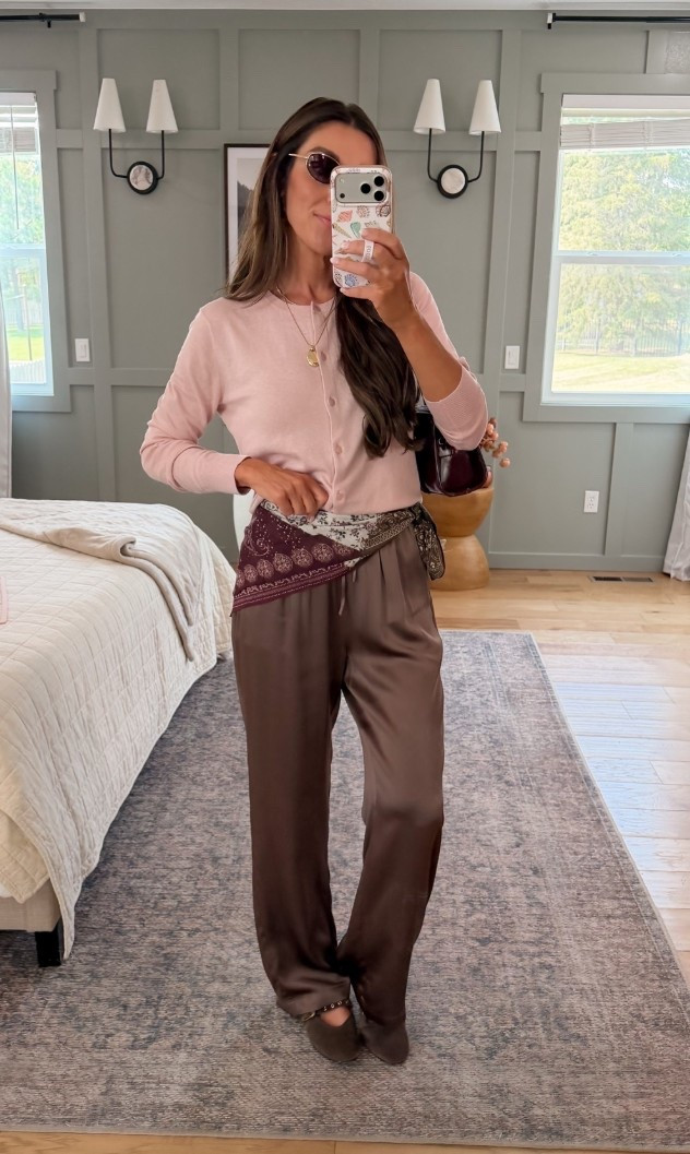 A trend I can get behind 🤎 pants that feel like pajamas but can take you to a meeting 
#quincepartner @Quince
