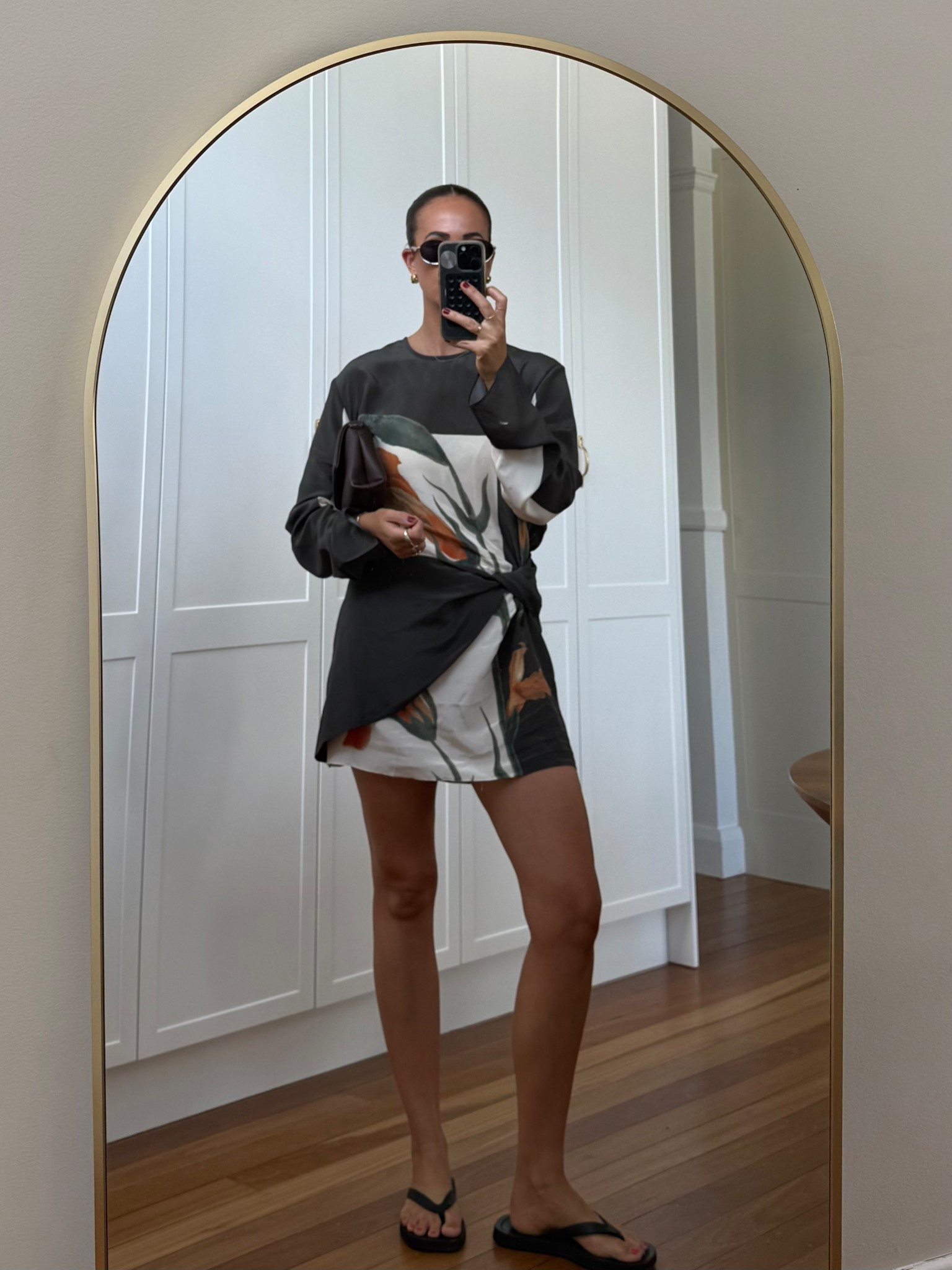 I’m wearing the size 2 in this Sir dress. I could have gone down to a size 1 for it to be a bit tighter but I was worried it would be too short. 
I took the straps off the status bag to make it a clutch. 🤎