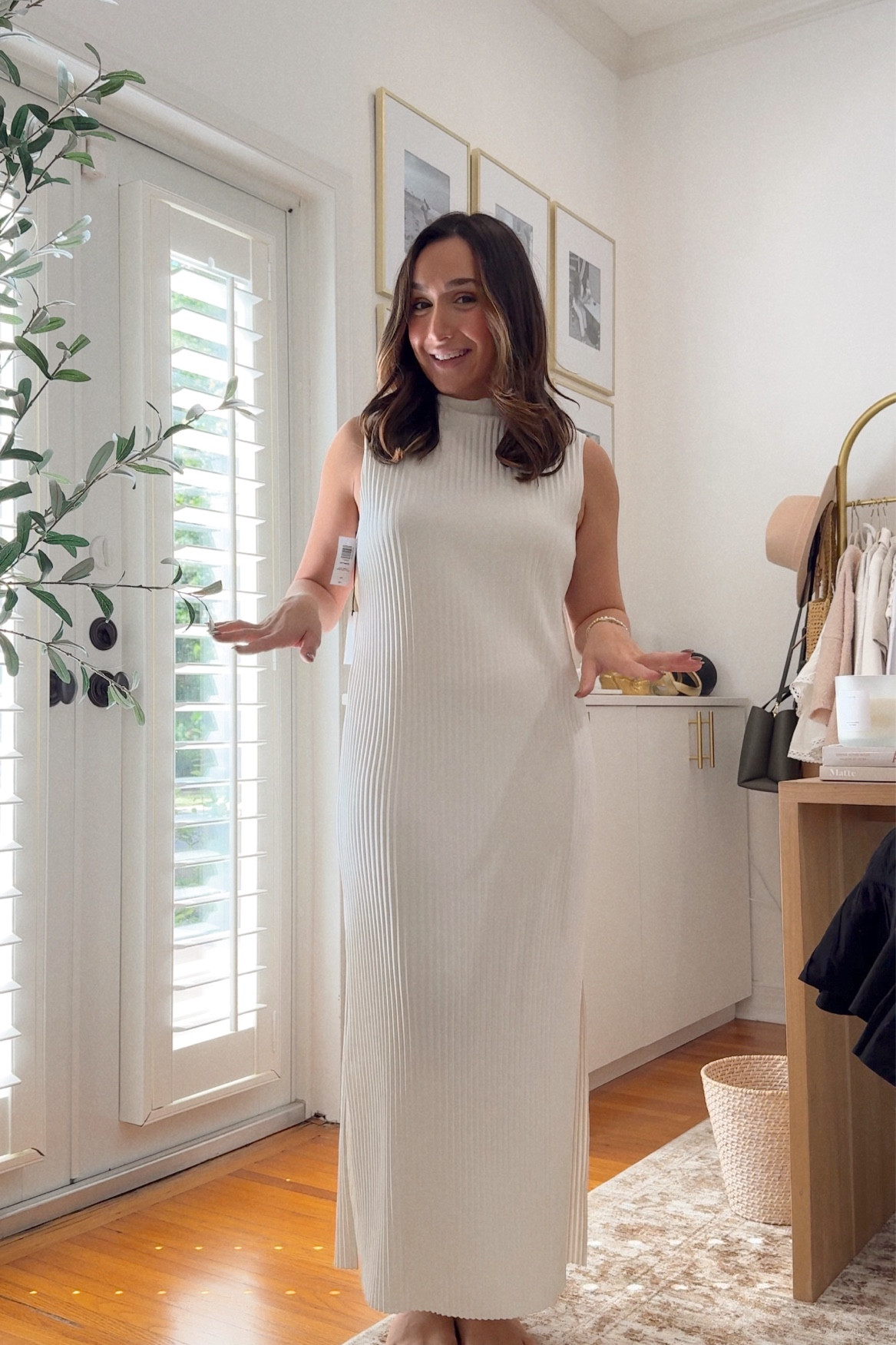 Size small in this dress that would be perfect for family photos from Aritzia! 