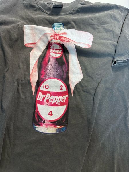 Dr Pepper bow tee