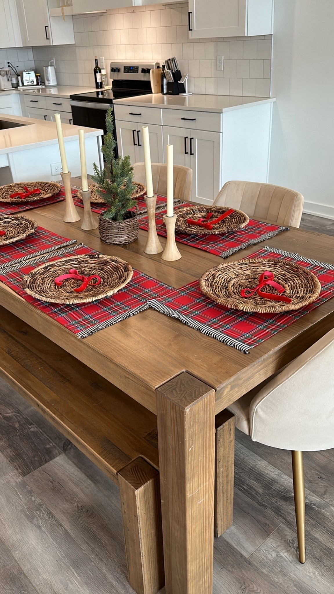 Simple but festive holiday tablescape 🎄

#LTKHome #LTKHoliday #LTKSeasonal