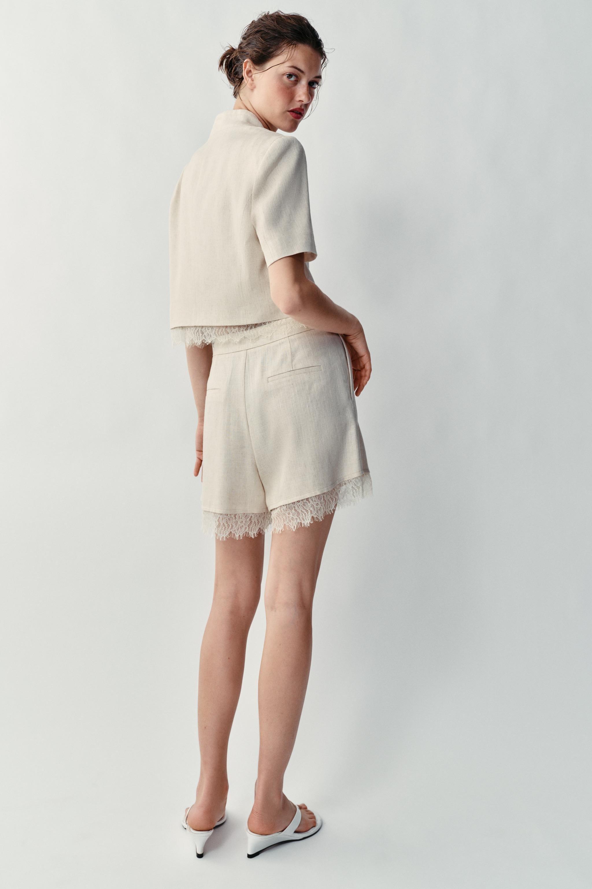 Model height: 176 cmHigh-waist Bermuda shorts with front darts. Features front pockets, false rea... | Zara UK