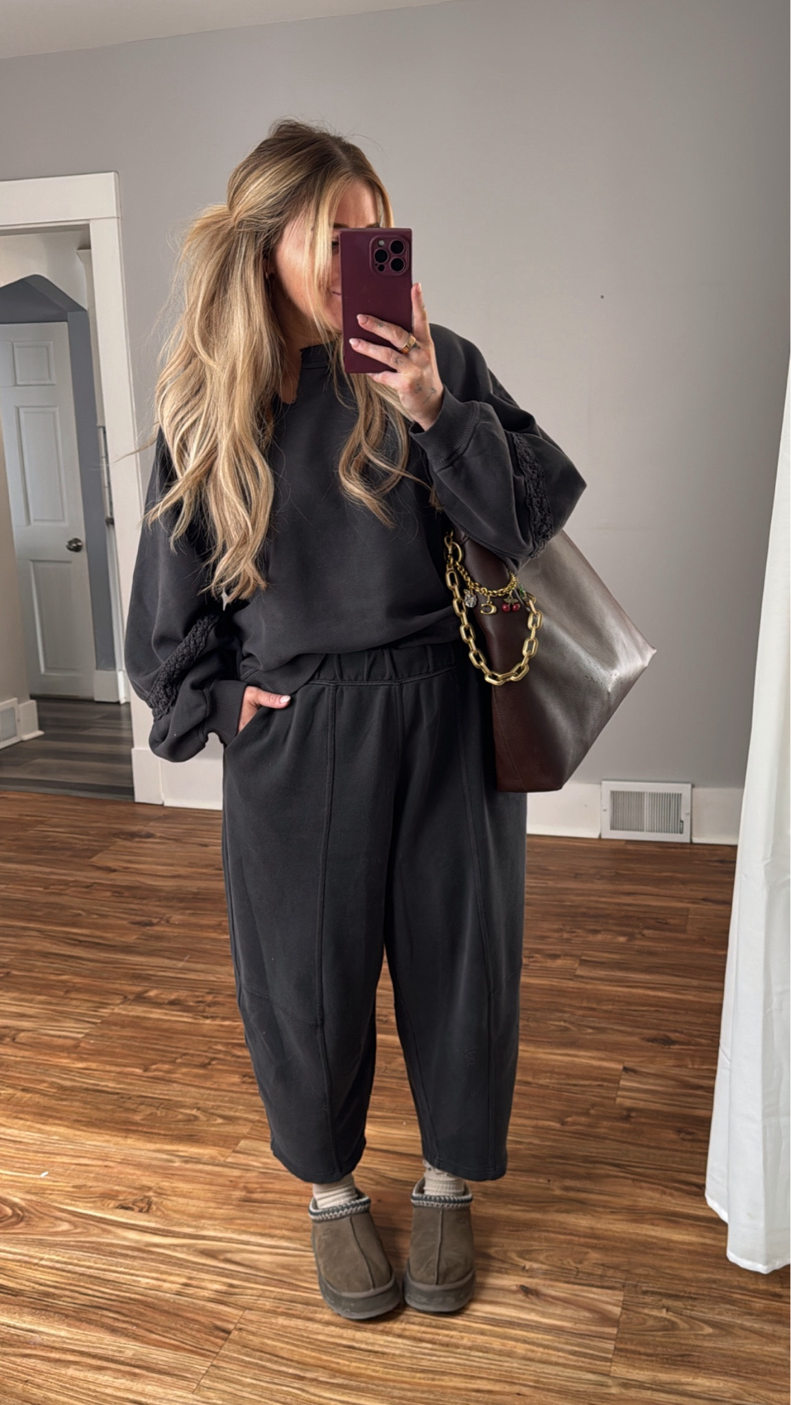 Sunday fit 🫶🏼 
Top — large 
Pants — large regular (I’m 5’3)
Bag — coach 