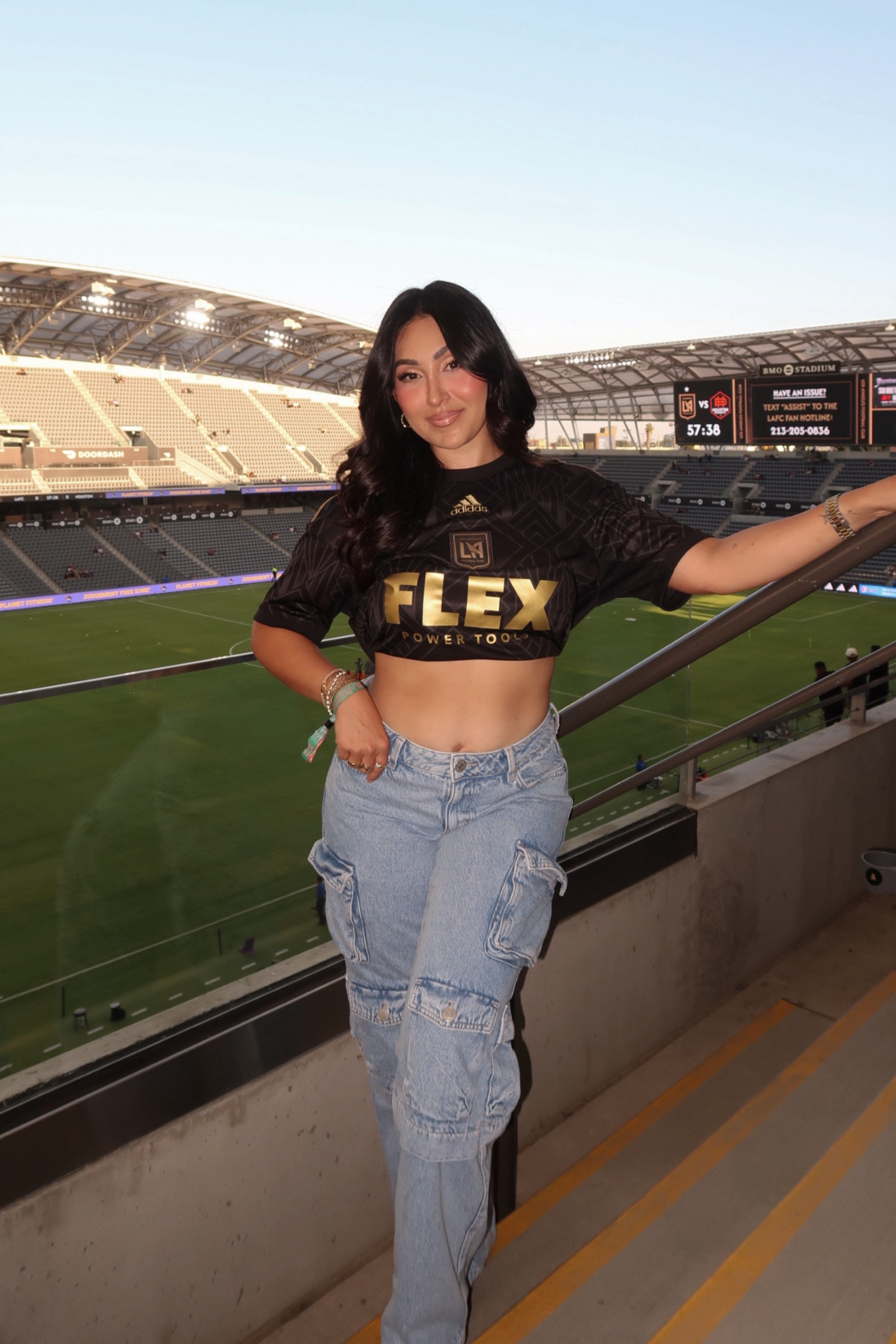 Wearing size 6 in cargo jeans and size large in jersey just tucked it to make it a crop top 

#LTKStyleTip #LTKFitness #LTKFindsUnder100