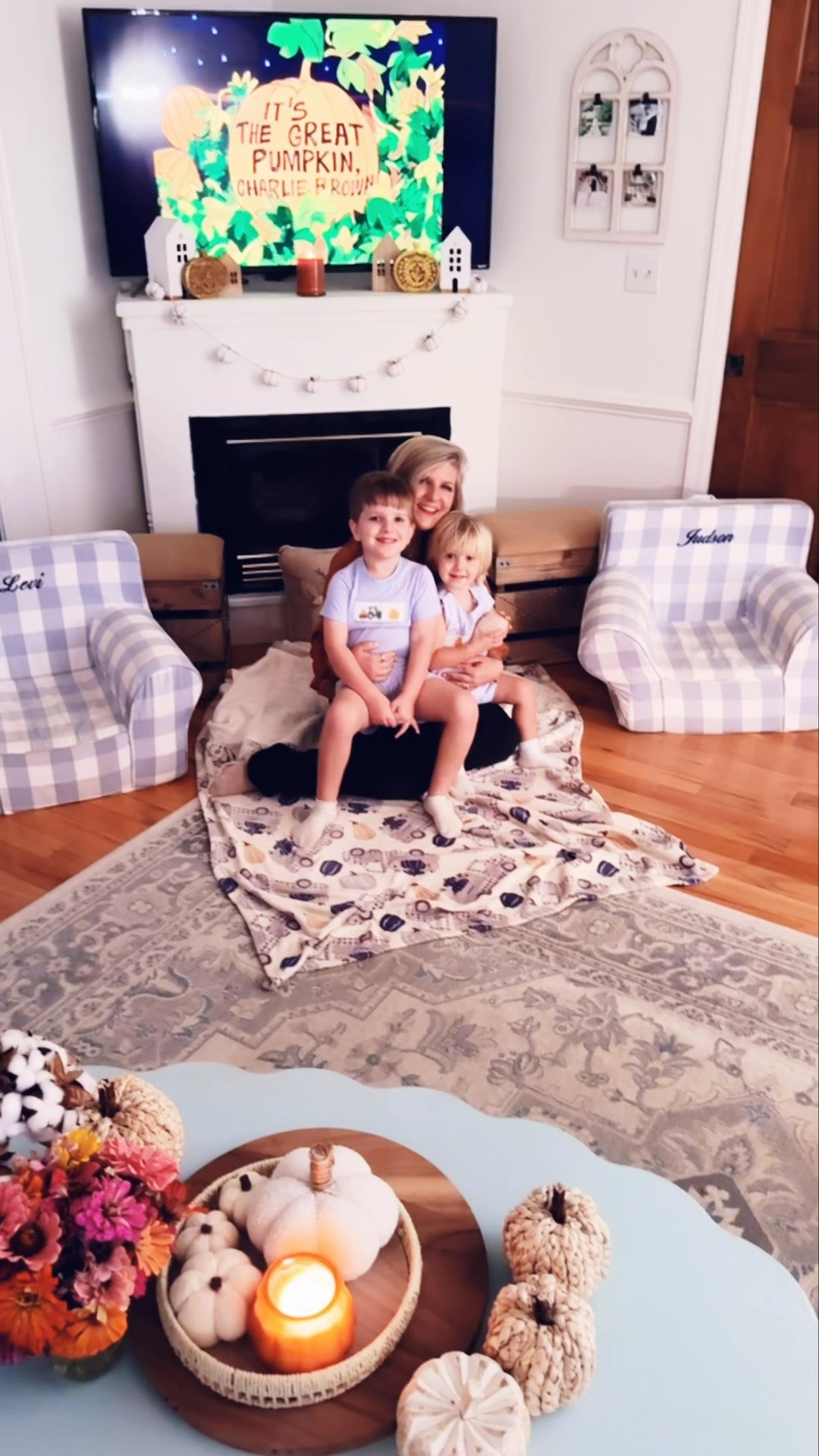 This cozy wednesday october evening 🧡 called for another one of our favorite 🤩 fall 🍁 family traditions - our annual “It’s The Great Pumpkin, Charlie Brown” 🎃 (sooo nostalgic to my own childhood 🤭) pizza 🍕 and movie 🎥 night!! 🎬🎞️ Getting to watch “shows” is a *very* special treat ✨ around here so they always look forward to this!!! 🥰 Oh what a sweet season of life this is 🕯️and how we love carrying on our favorite little fall activities - especially this year for our very #firstfallonthefarm !!! 🍂🌼