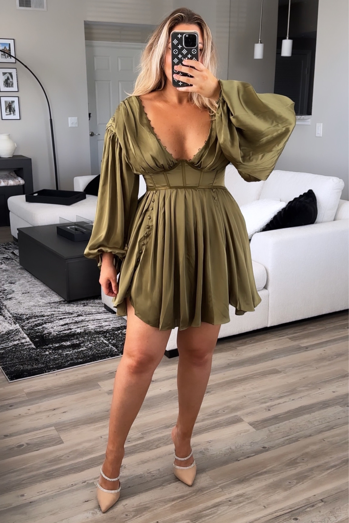 The most beautiful dress I’ve ever put on my body.. so perfect for the holidays! 
Wearing a size US8 but I could size down if I wanted it tighter! 



#LTKmidsize #LTKHoliday #LTKstyletip