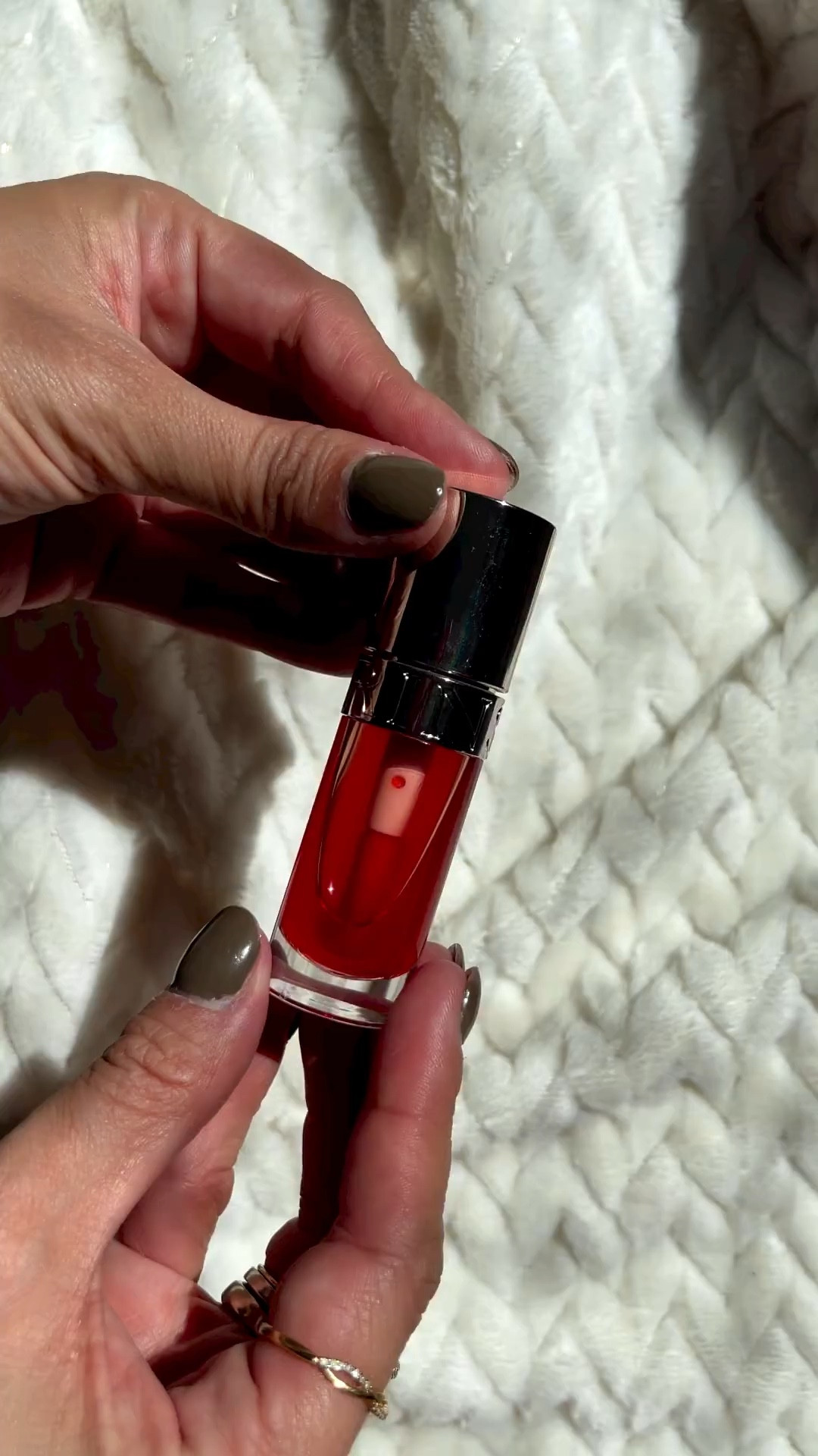 Uma nova paixão: Lip Confort Oil da @clarinsbrasil ❤️
Da vontade de ficar o dia inteirinho passando ele nos lábios. 93% dos ingredientes são naturais, hidrata os lábios de forma super confortável sem aquela sensação de produto pegajoso, o sensorial é incrível. Além de deixar um brilho super lindinho, ele hidrata, nutre e protege os lábios.