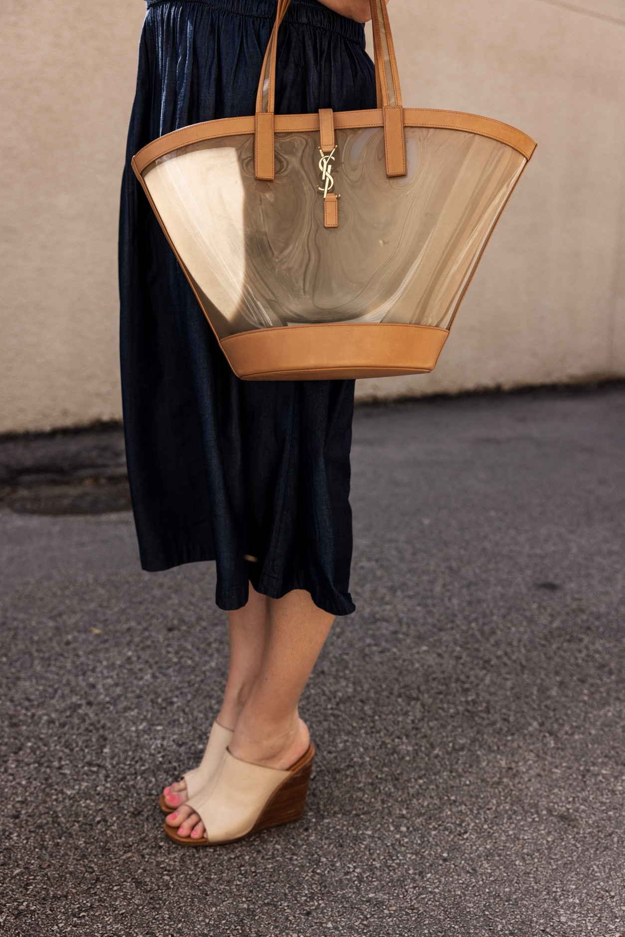 I’ve partnered with Vivrelle this month to try out their luxury bag service! I got to borrow this bag for the month with their monthly subscription. They had so many options that I couldn’t decide but I knew I wanted navy this month so this YSL gem was the one! It’s in incredible, like-new shape and the shipping was so fast. Best part is I can swap her in for a new one next month, no commitment needed 💙 or you can keep it as long as you’d like! You can try it now with my code! Use code KENDISKEEN to try it and get your first month FREE!! Use the links below + the code to try it! If you’ve ever wanted to try luxury, this is the best way to start. It’s luxury on your terms. #ad @Vivrelle 

 