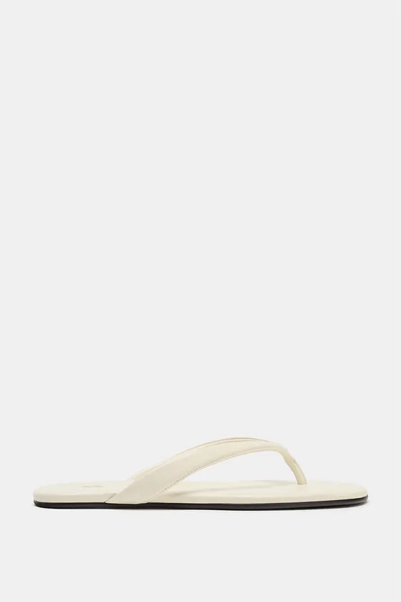 Flache Sandale. Zehenriemchen vorne. Flache Sohle. Runde spitze.H\u00f6he der Sohle: 1 cm | Zara US