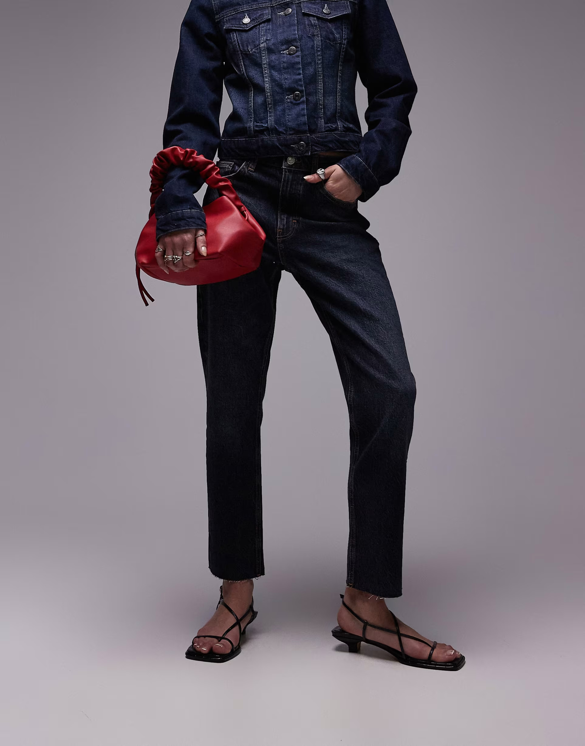 Topshop – Jeans in Blauschwarz mit geradem Schnitt, mittelhohem Bund und unverarbeitetem Saum | ASOS (Global)