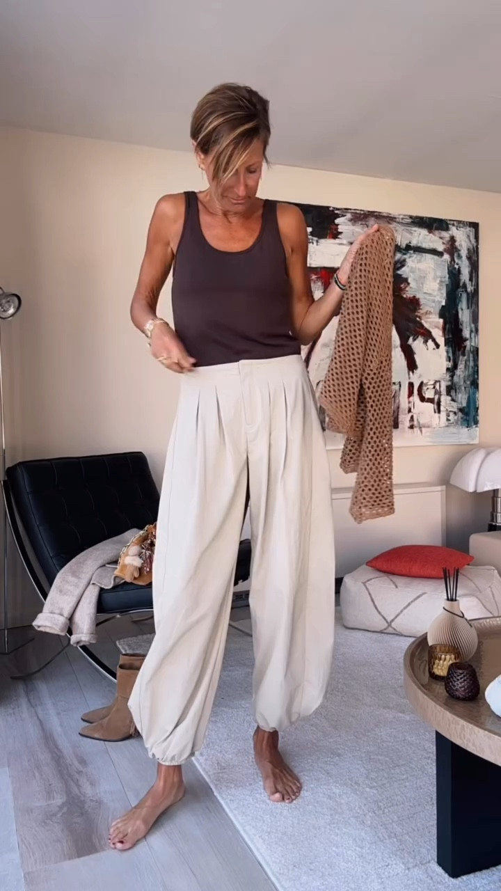 Spring neutrals 🤍
Pantalon fluide, boots, veste légère…
Un look facile qu’on enfile sans réfléchir 👐🏼
 
Vous validez ? 

#springstyle #effortless #styleinspo #neutraltones #ballonpants

#LTKstyletip #LTKeurope #LTKfrance