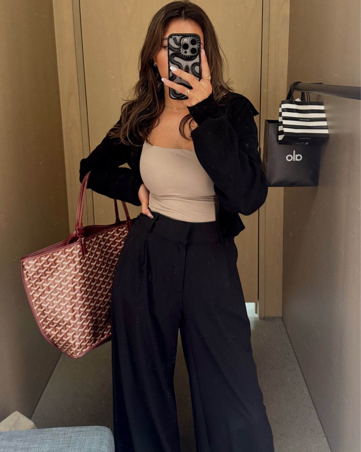 My extremely comfy work outfit 🖤✨ Scroll to find more :)
#workattire #jobclothes #elegantandcomfy #everydayoutfit #alo

#LTKWorkwear #LTKU #LTKootd