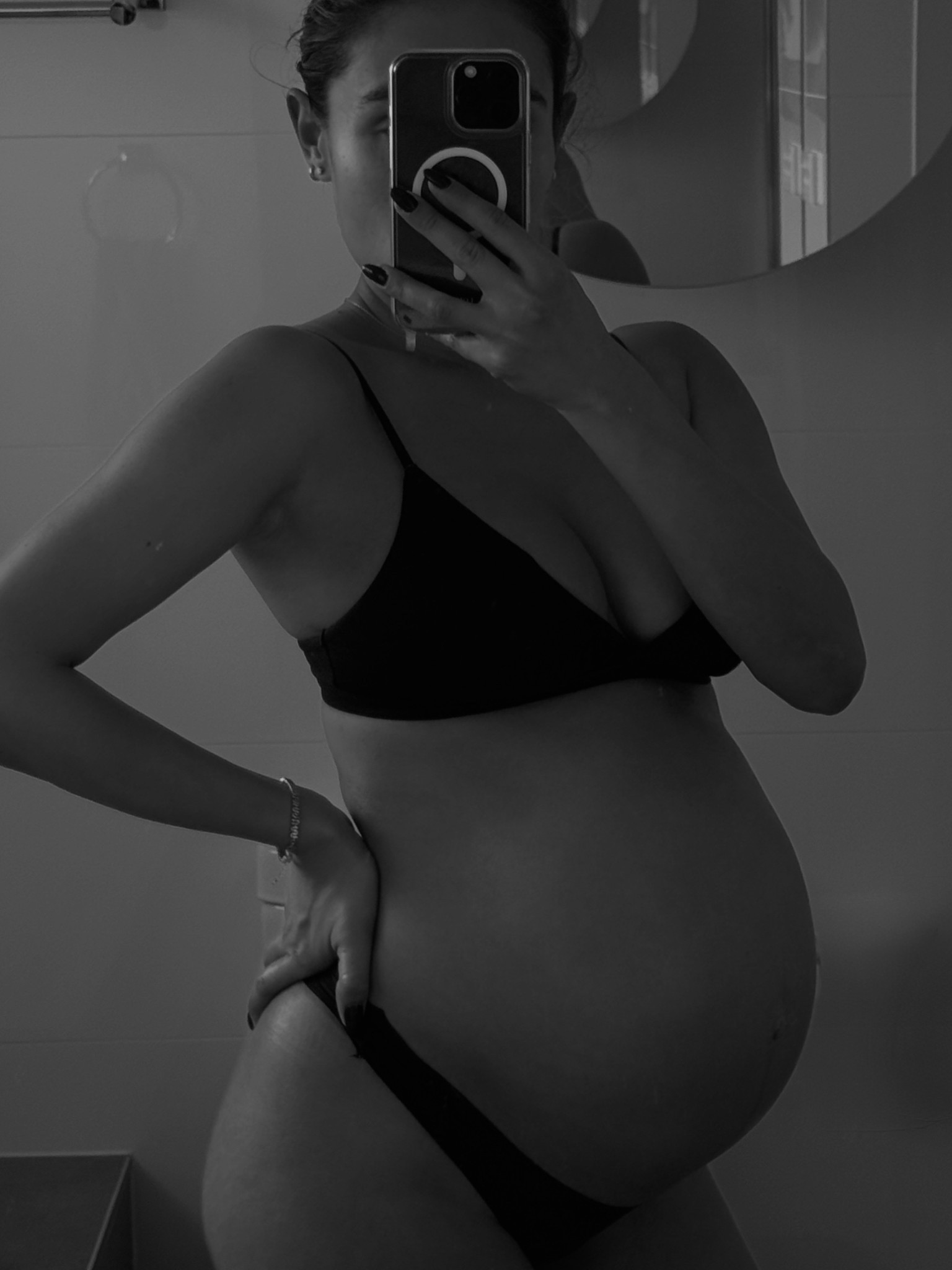 You asked what I have been using for stretch marks. I’ve been super consistent with hydrating my skin since day one twice a day. I’m honestly so easily influenced—if someone tells me a product works, I’ll try it. I’ve used everything people have recommended, and these are my absolute faves 💘