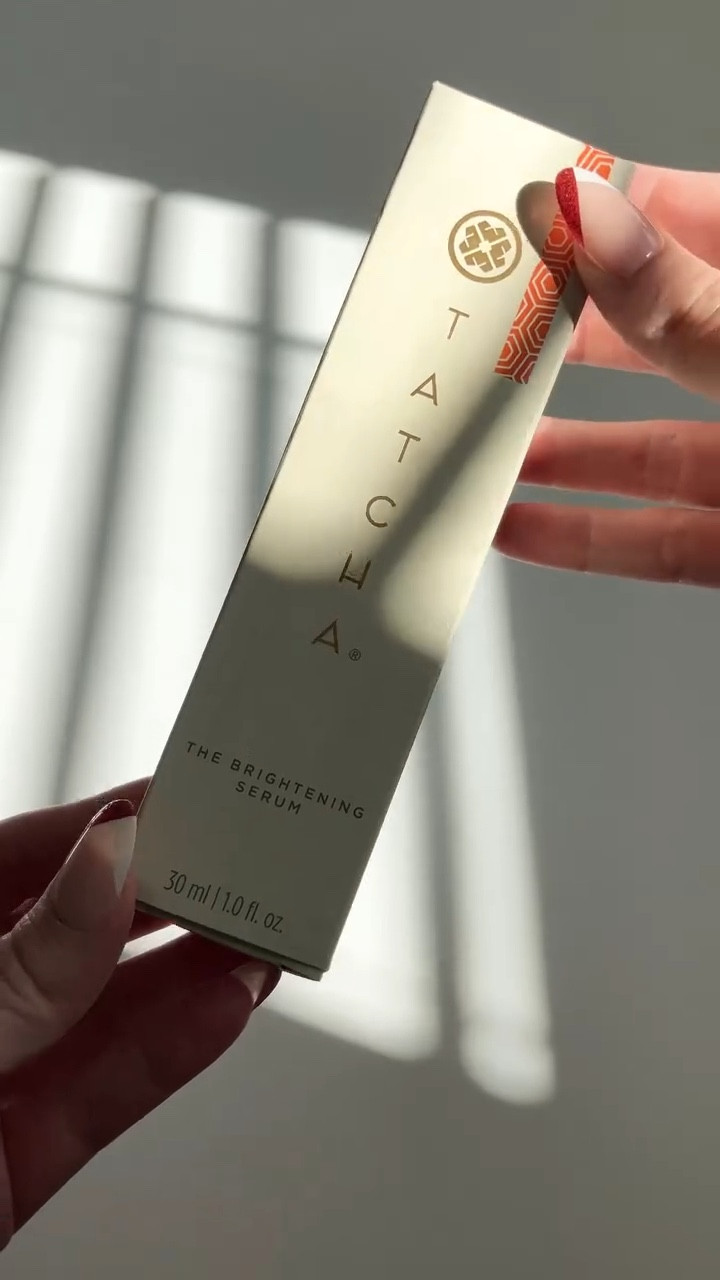 ✨ @tatcha - the brightening serum #gifted

🍊 This brightening serum is powered by 12-hour time-release vitamin C, ferulic acid, and a pro-glutathione booster to tackle dark spots, hyperpigmentation, and uneven skin tone

🧡 Ultra-light, non-sticky, and perfect under makeup—your skin’s new best friend for radiant results day and night! 

Thank you to Tatcha & @skeepers_us for gifting me this product! 

.
.
.
.
.

#tatcha #tatchaskincare #skeepers #ugc #beautyugc #skincare #vitaminc  #beauty #skincareroutine #makeup #skin #skincareproducts #skincaretips #glowingskin #selfcare #antiaging #healthyskin #naturalskincare #acne #serum #glowing