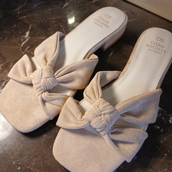Oasis Society Women's Cream Bow Mules | Poshmark