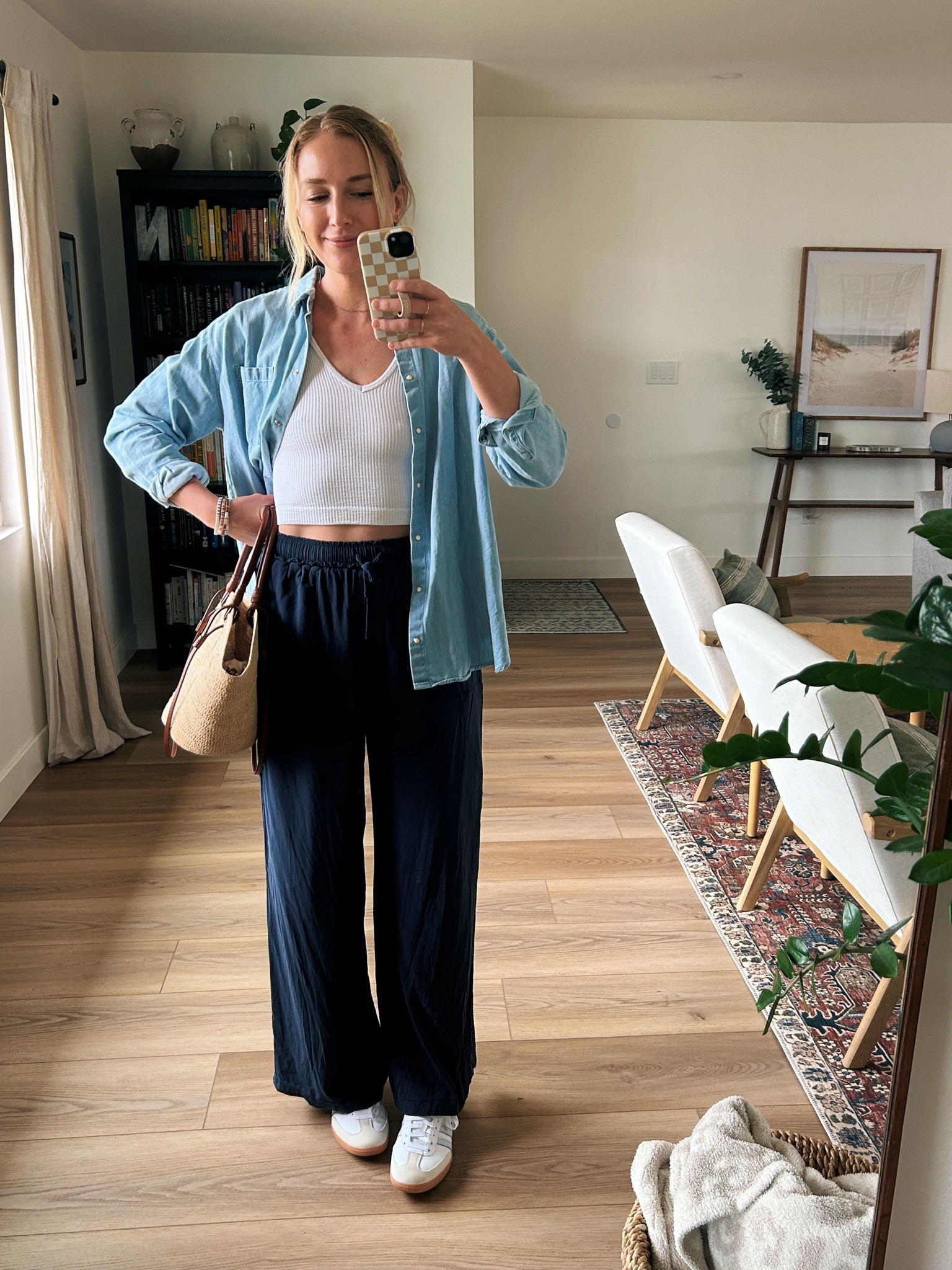 Living in these throw on pants from Splendid 😍 so so comfy and they weirdly go with everything? Still feel like christiano ronaldo in my sambas but we are getting used to it!!! 