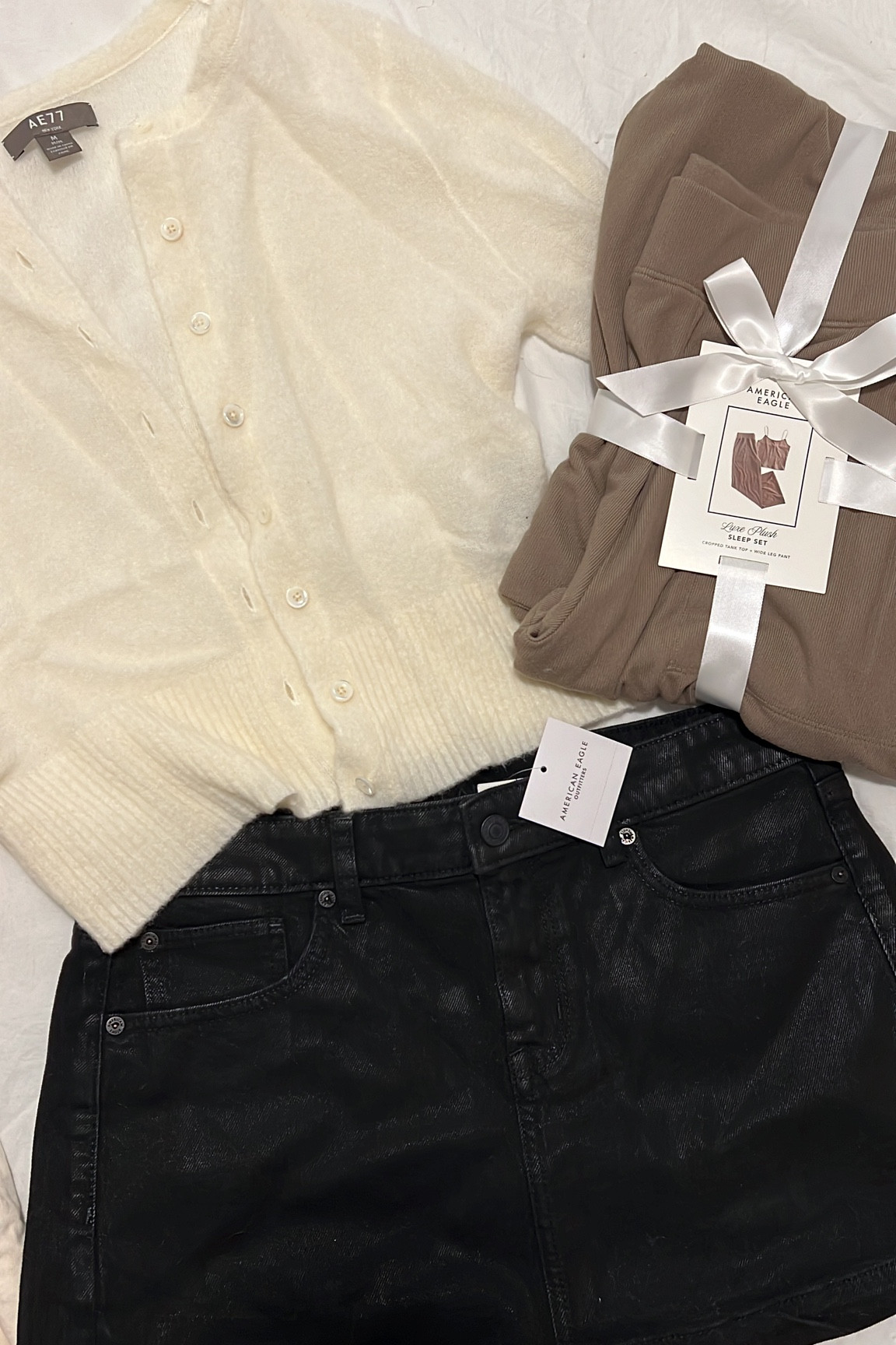 american eagle fall/winter pieces

cardigan- medium
skirt- 2
lounge set- small