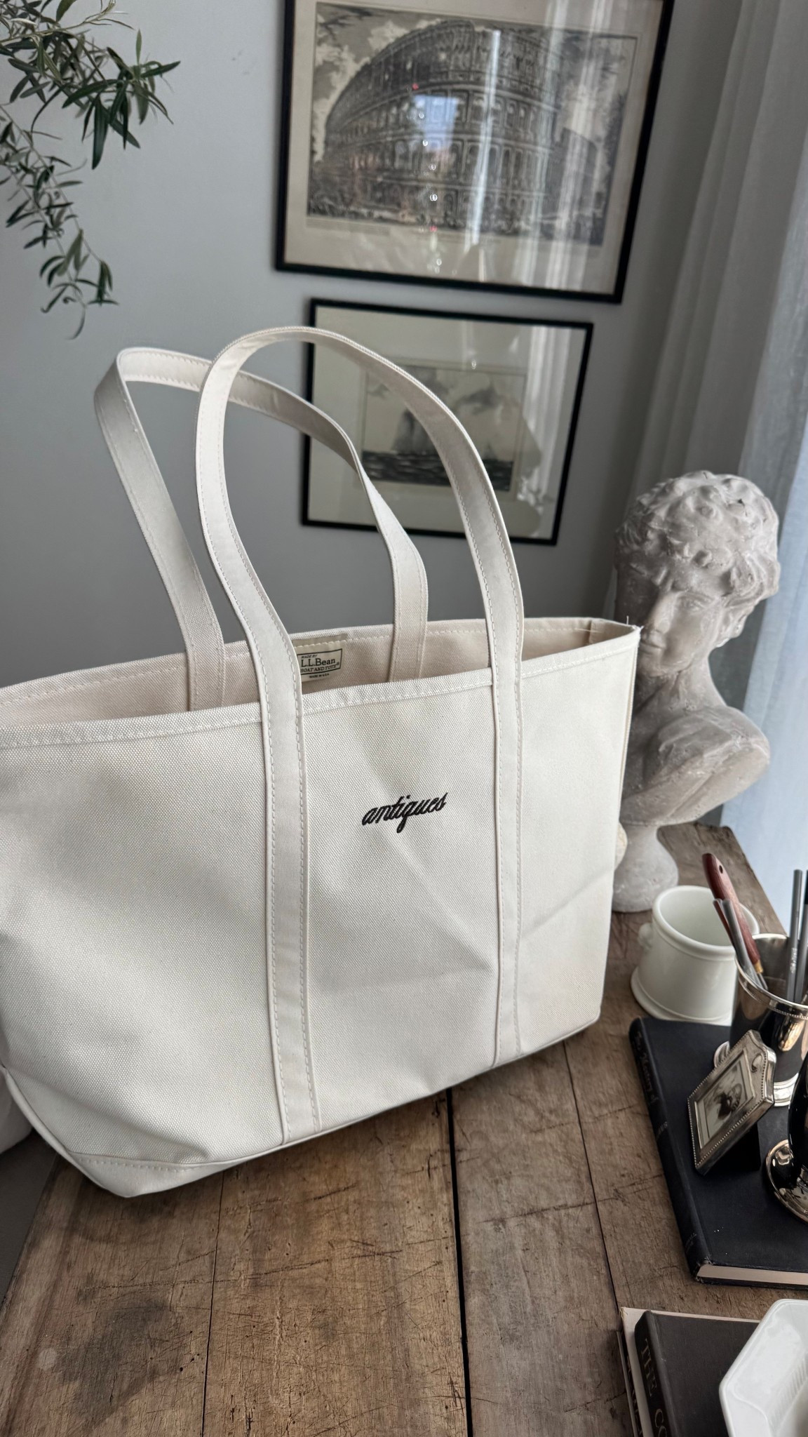 Our thrift hauls just got a whole lot better! This is the size Large in Natural with natural handles and dark brown thread! 