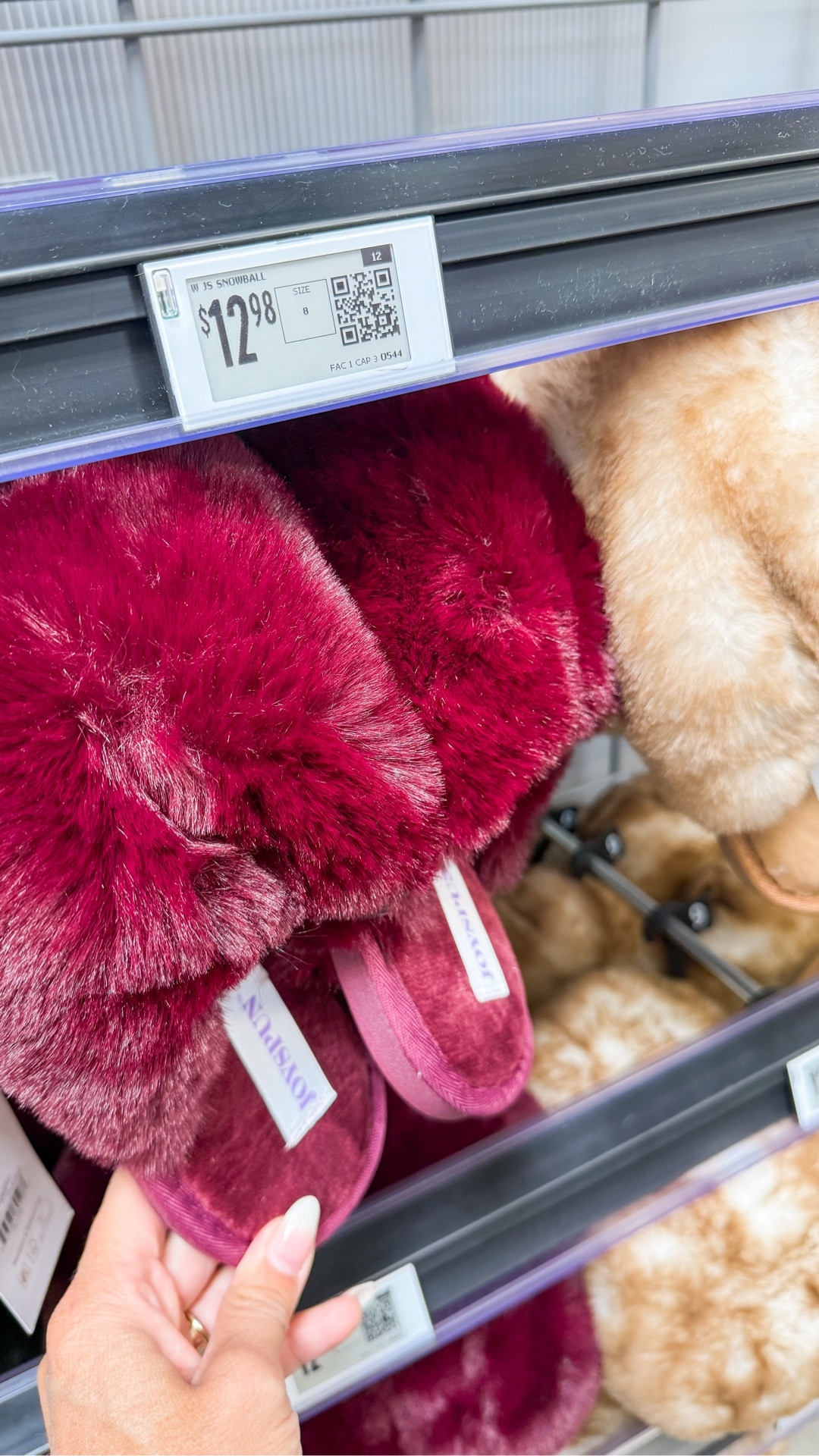 I can’t get over the new slippers Walmart just dropped

#LTKSeasonal