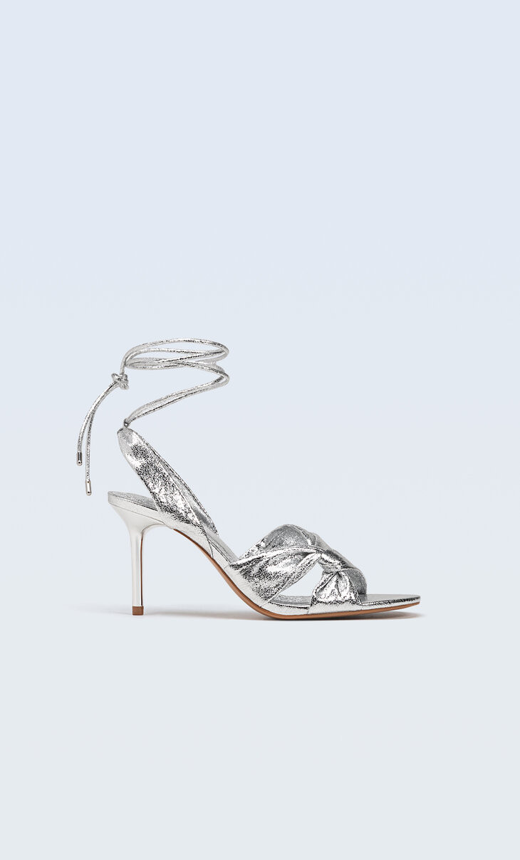 Sandali con tacco e nodo metallizzati - Moda da donna | Stradivarius Italia | Stradivarius (IT)