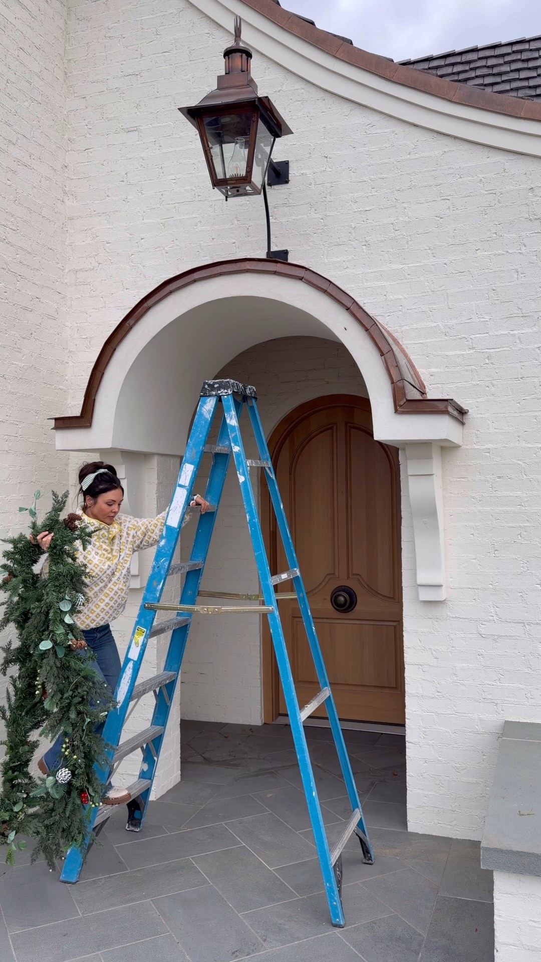 Mixed garland outdoor 
Command straps 
Fab pullover 
Best jeans 

#LTKHoliday #LTKHome #LTKSaleAlert