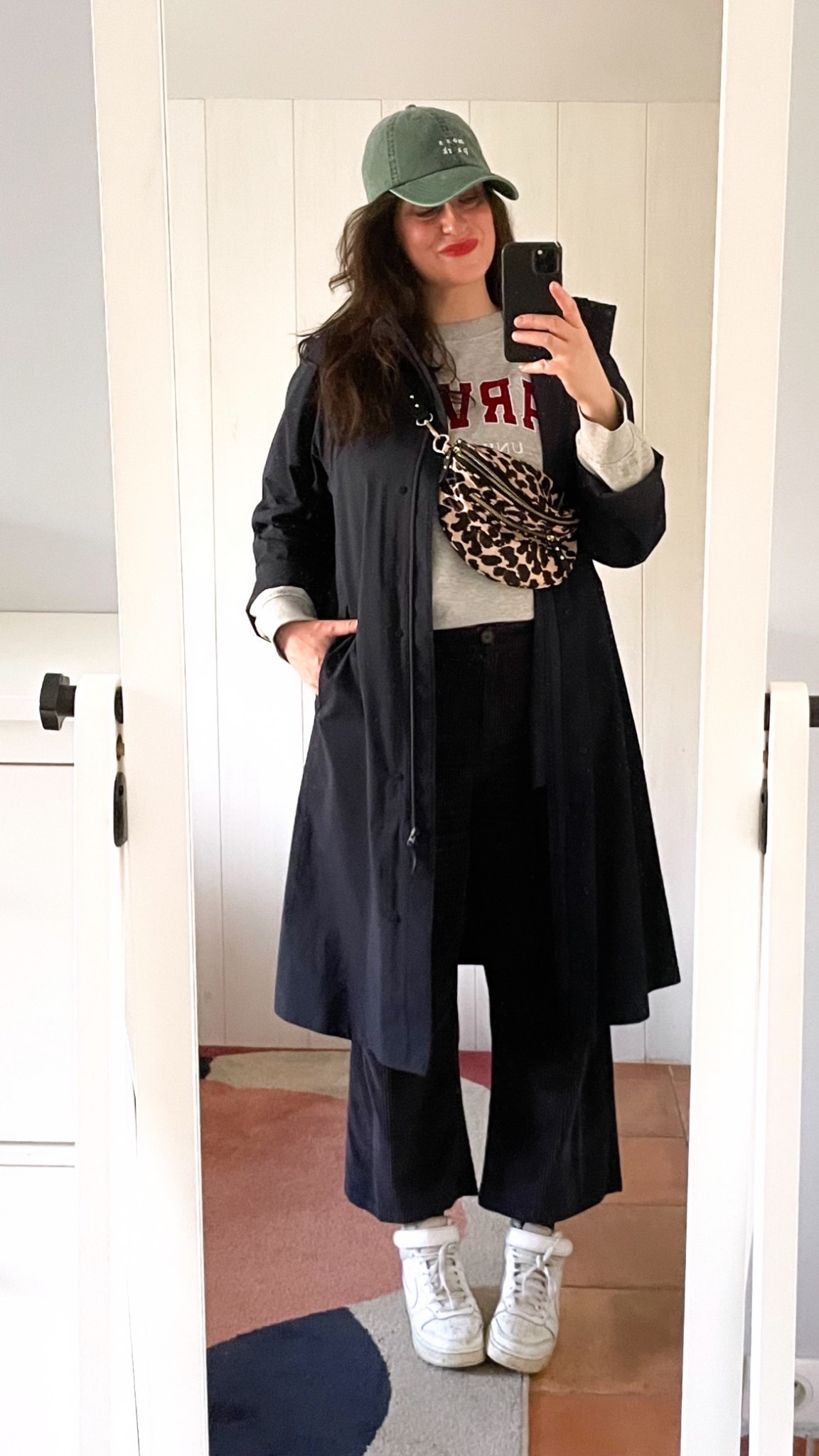 . Parka longue "Blocktech" #uniqlo (version courte en lien)
. Sweat gris chiné "Harvard" #hm (en lien) 
. Pantalon crop en velours marine #monoprix (similaire, en lien) 
. Baskets blanches montantes #nike (en lien)
. Rouge à lèvres Bisou Balm "Bêtise" #violette_FR (en lien) 
. Banane léopard #petitemendigote (similaire, en lien)

#LTKfrance #LTKspring #LTKmidsize