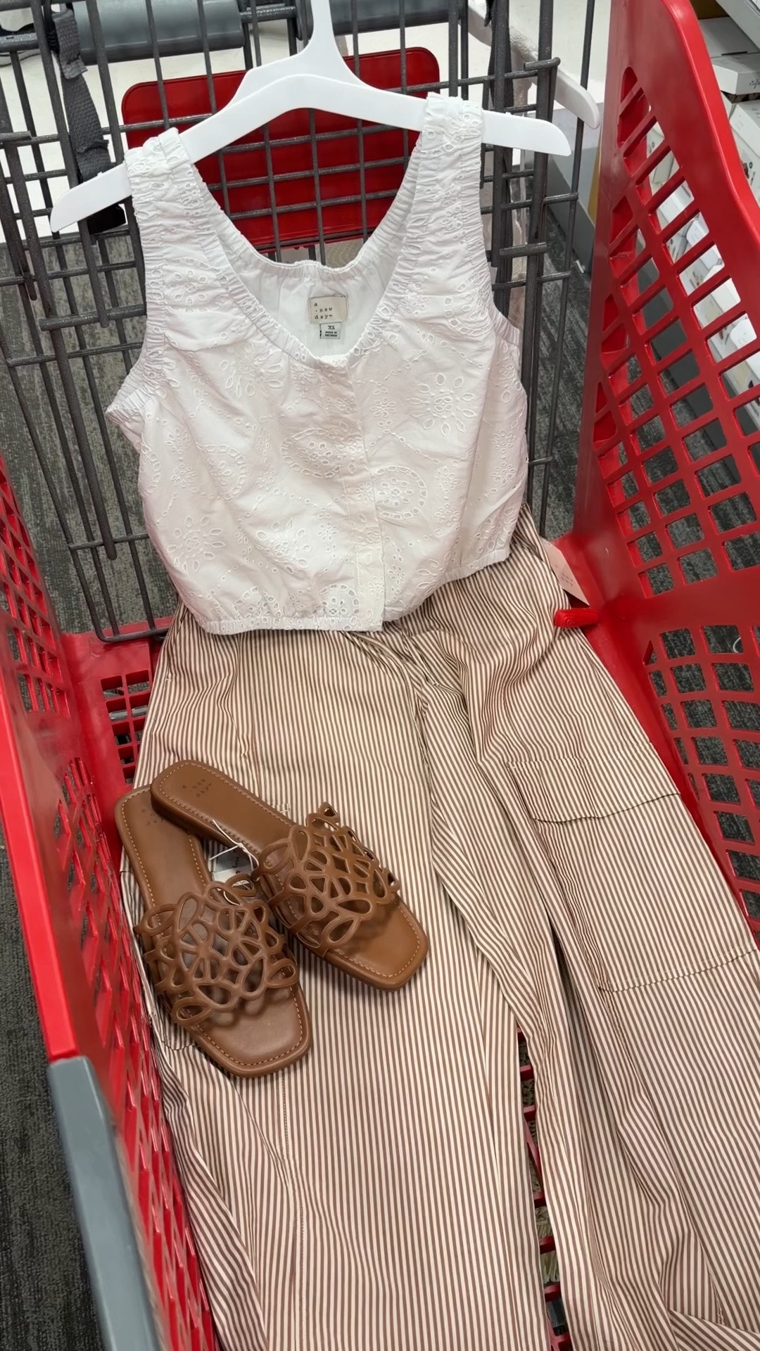 I need to start dressing like this! Comfy yet cute pants and an anything but basic white top. #targetstyle