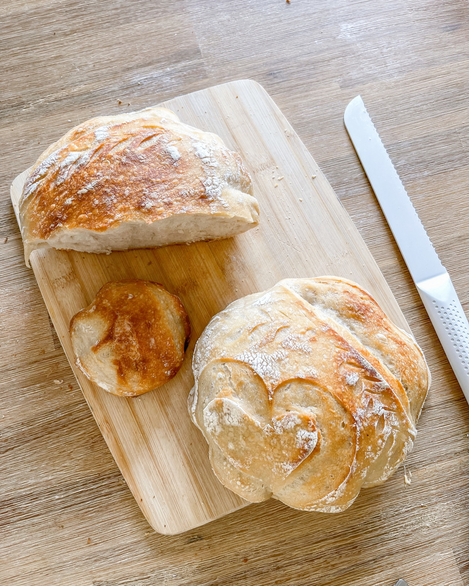 Cutting into a loaf of fresh sourdough bread 🫶🏻 Love this new knife set! 